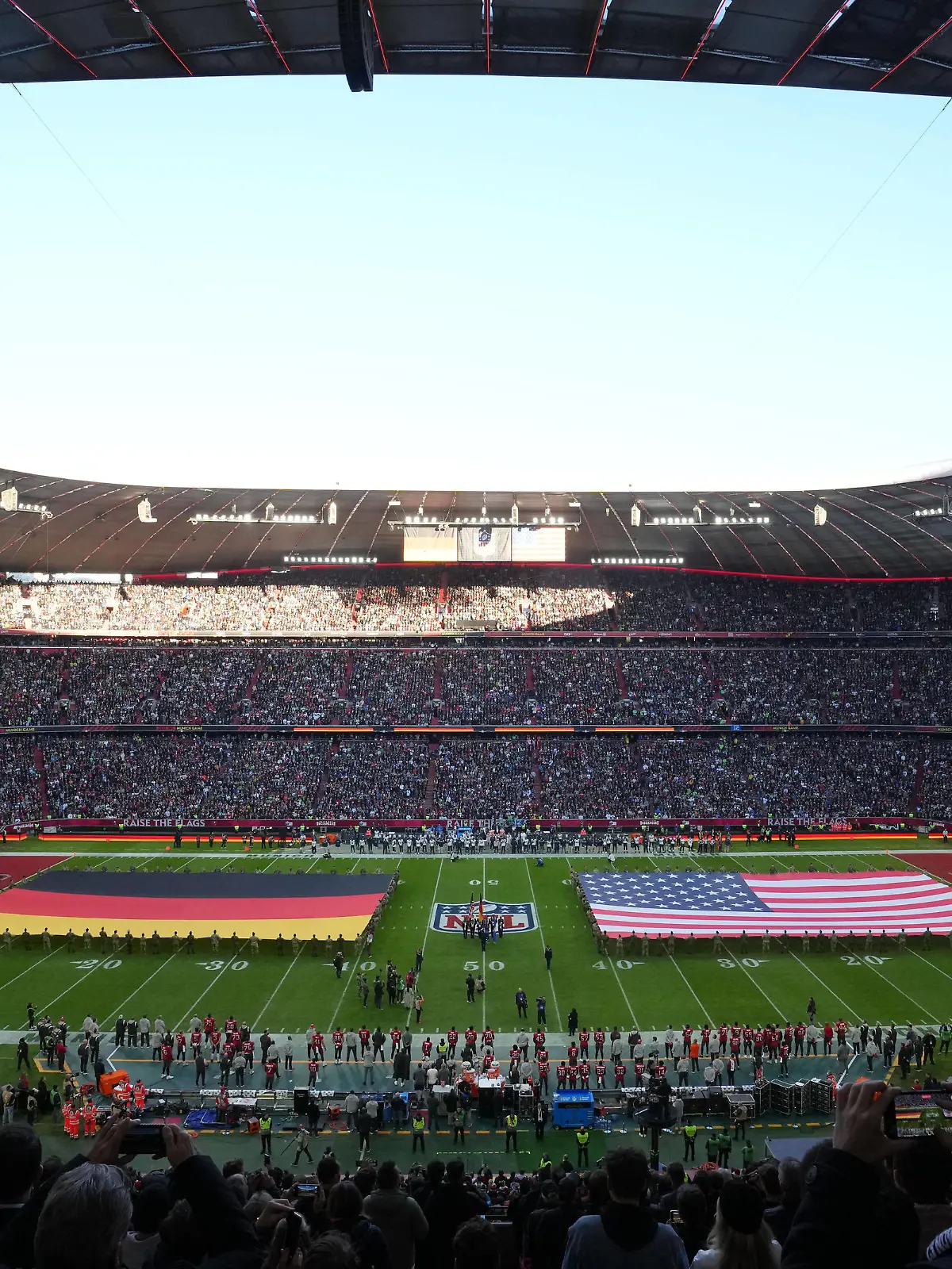  NFL, American Football Herren, USA International Series-Seattle Seahawks at Tampa Bay Buccaneers Nov 13, 2022 Munich, Germany A general overall view of the German and United States flags on the field during the playing of the national anthem before an NFL International Series game between the Tampa Bay Buccaneers and the Seattle Seahawks at Allianz Arena. Munich Allianz Arena Germany, EDITORIAL USE ONLY PUBLICATIONxINxGERxSUIxAUTxONLY Copyright: xKirbyxLeex 20221113_jcd_al2_0141 