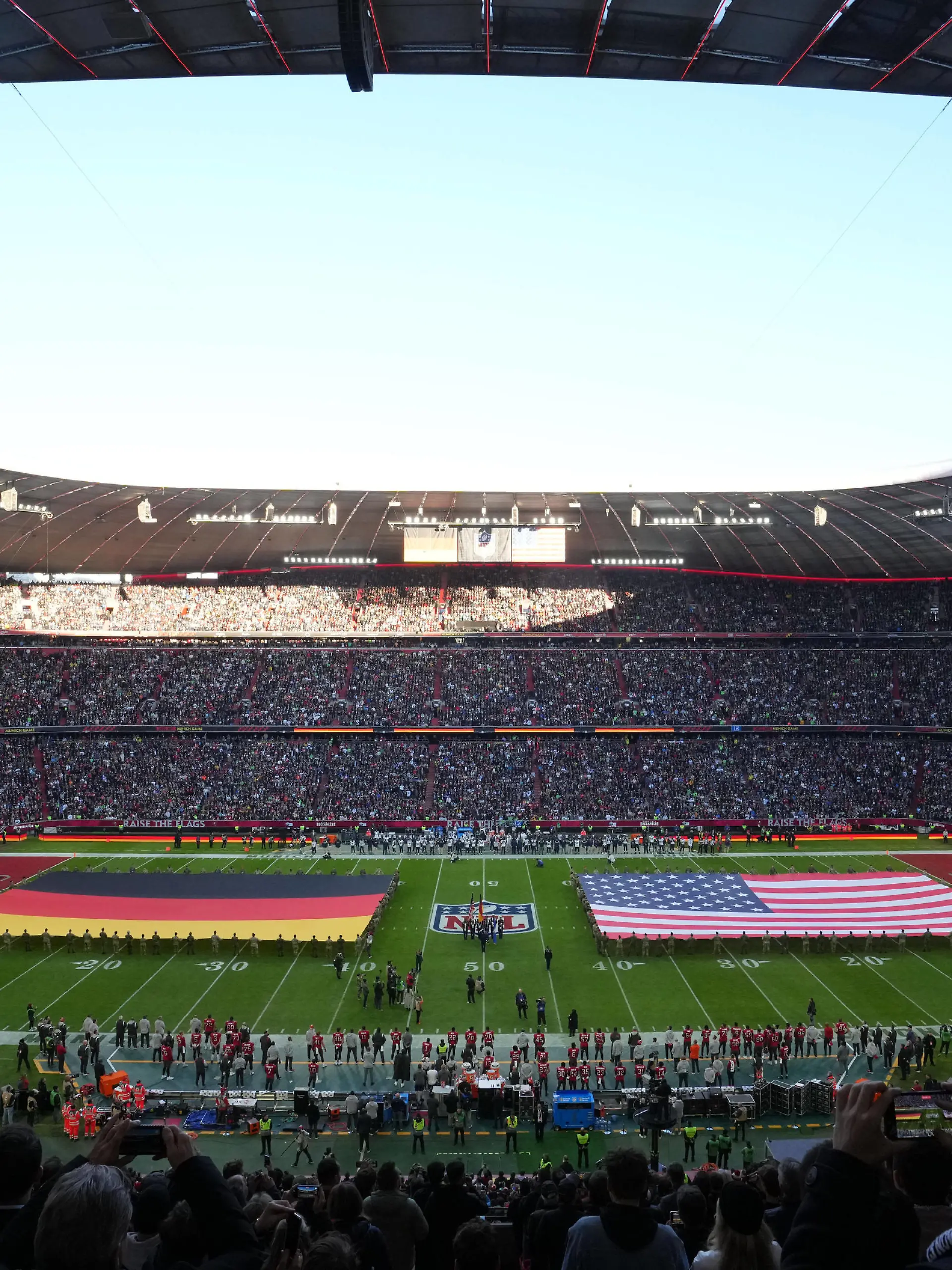  NFL, American Football Herren, USA International Series-Seattle Seahawks at Tampa Bay Buccaneers Nov 13, 2022 Munich, Germany A general overall view of the German and United States flags on the field during the playing of the national anthem before an NFL International Series game between the Tampa Bay Buccaneers and the Seattle Seahawks at Allianz Arena. Munich Allianz Arena Germany, EDITORIAL USE ONLY PUBLICATIONxINxGERxSUIxAUTxONLY Copyright: xKirbyxLeex 20221113_jcd_al2_0141 