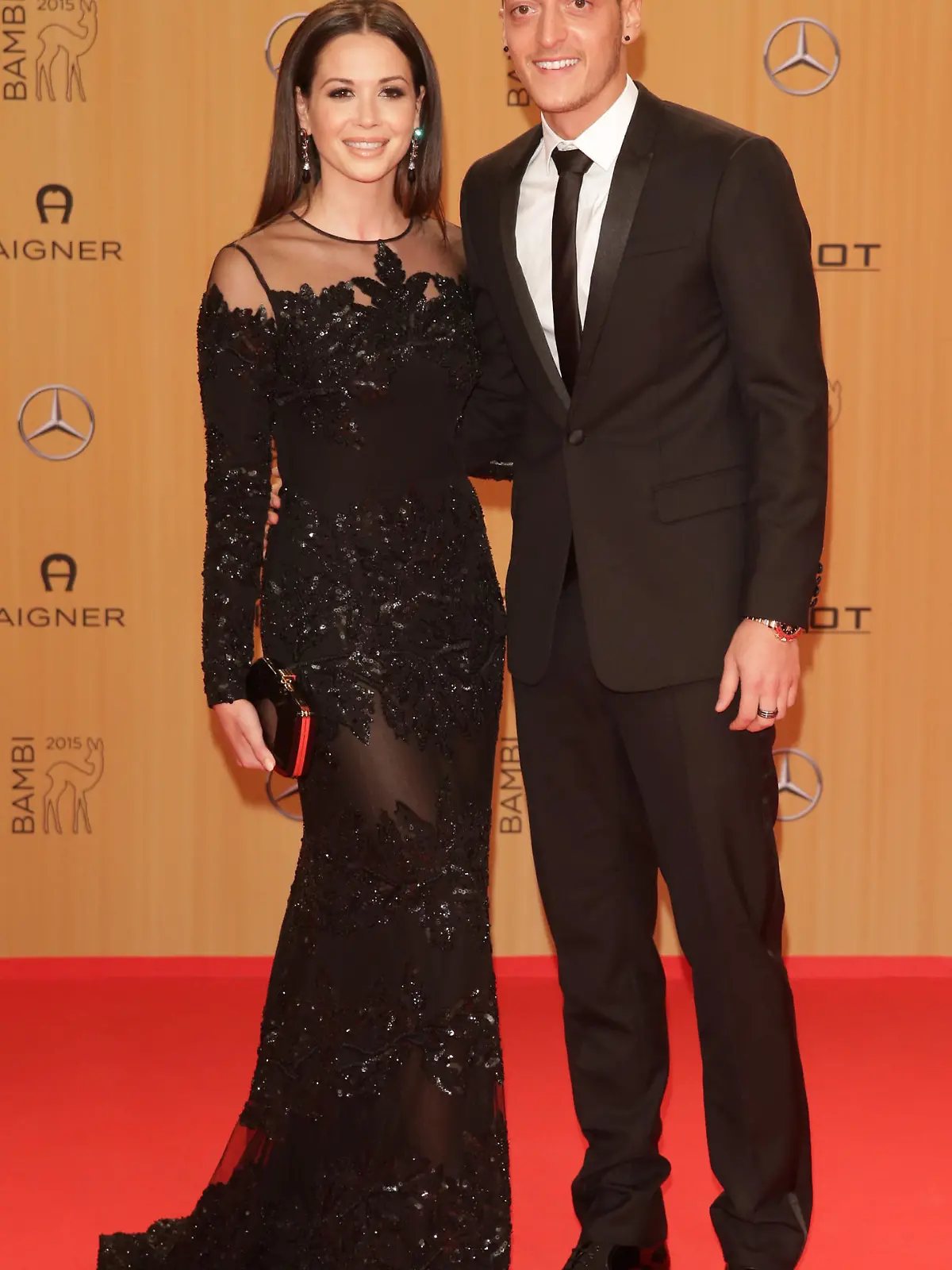 Nationalspieler Mesut Özil und seine Freundin Mandy Capristo kommen am 12.11.2015 in Berlin zur 67. Bambi-Verleihung. Zur Gala sind rund 800 prominente Gäste aus Film, Show, Politik und Musik geladen. Foto: Jörg Carstensen/dpa +++(c) dpa - Bildfunk+++