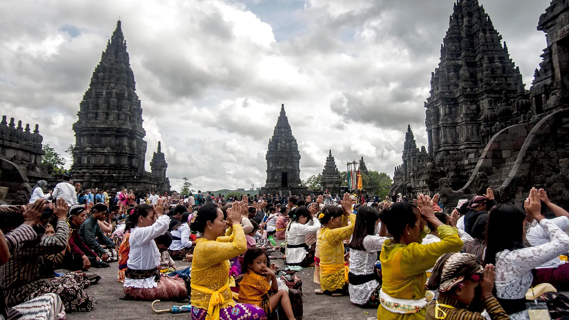 News Bilder des Tages Indonesien, Hindu Galungan Festival 230104 -- YOGYAKARTA, Jan. 4, 2023 -- People pray during a Galungan Day activity at the Prambanan Temple in Yogyakarta, Indonesia, Jan. 4, 2023. Photo by /Xinhua INDONESIA-YOGYAKARTA-GALUNGAN DAY AgungxSupriyanto PUBLICATIONxNOTxINxCHN