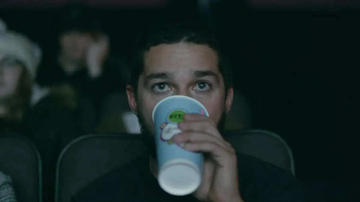 Ein seltener Moment der Aufregung bisher im Stream: Shia LaBeauf schaut nicht nur, er trinkt sogar