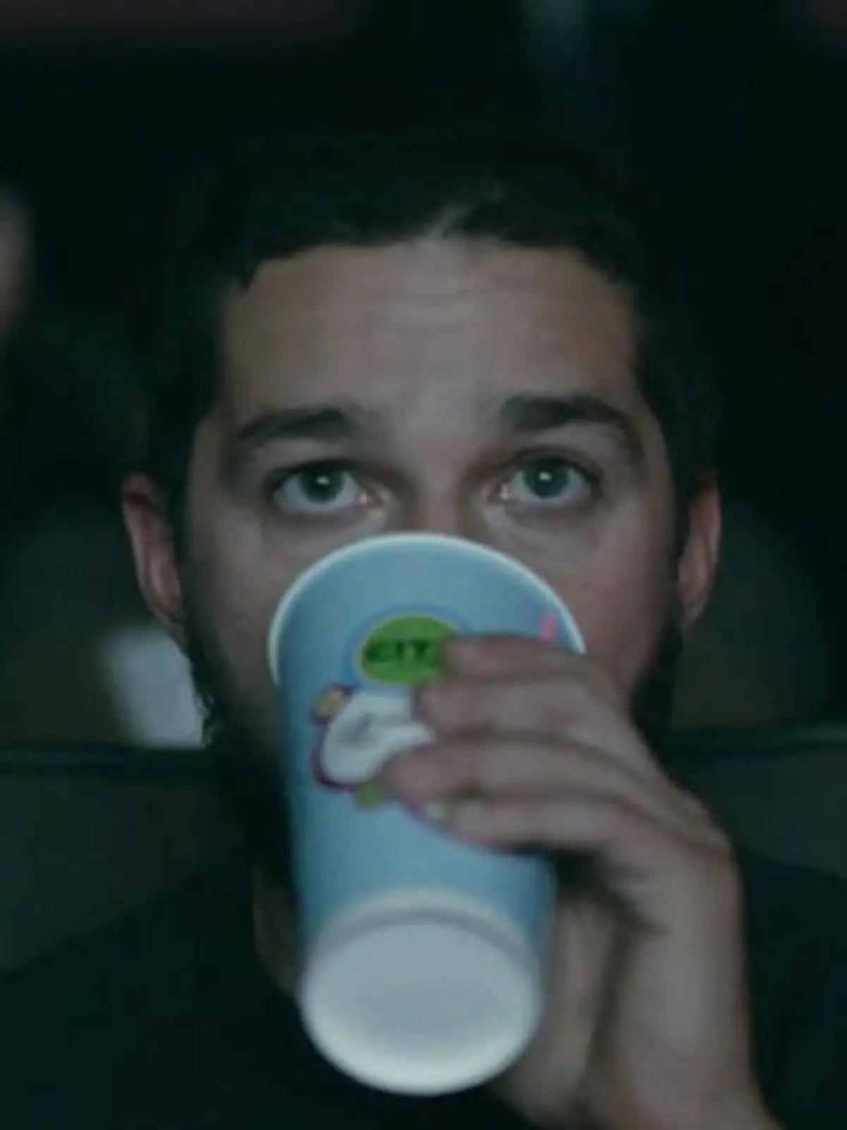 Ein seltener Moment der Aufregung bisher im Stream: Shia LaBeauf schaut nicht nur, er trinkt sogar