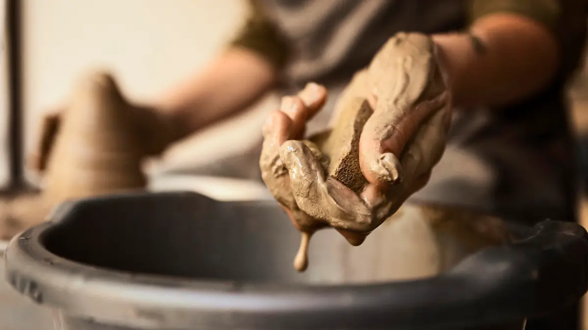 Pottery maker