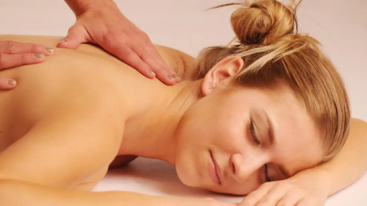 Verspannungen, adé! Mit diesen Massagegriffen verwöhnen Sie Ihren Schatz