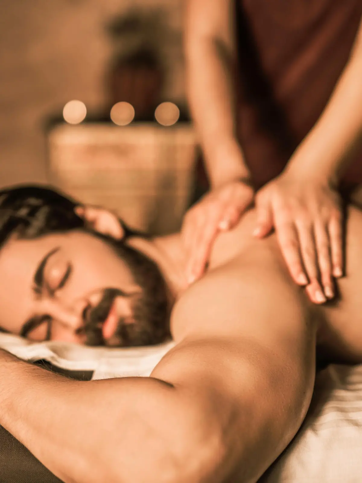 Richtig massieren lernen: Mann bekommt eine Rückenmassage