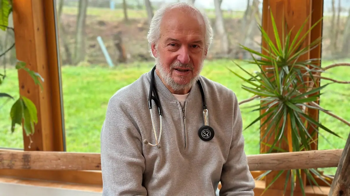 Kinderarzt Dr. Reinhold Jansen in seiner Praxis Heupenmühle bei Kelberg.