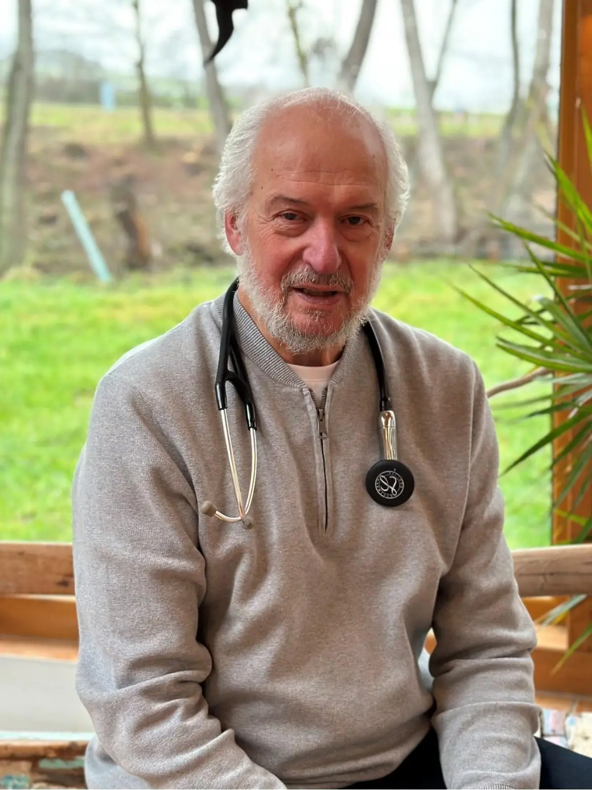 Kinderarzt Dr. Reinhold Jansen in seiner Praxis Heupenmühle bei Kelberg.