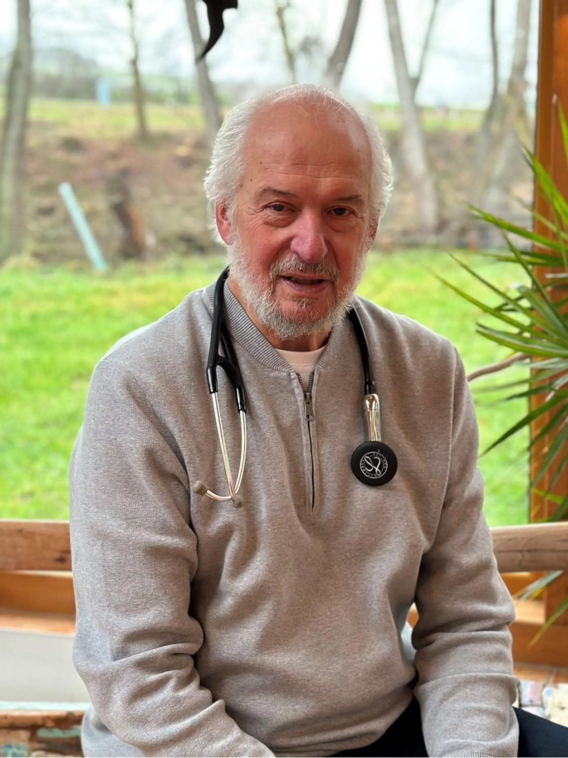 Kinderarzt Dr. Reinhold Jansen in seiner Praxis Heupenmühle bei Kelberg.