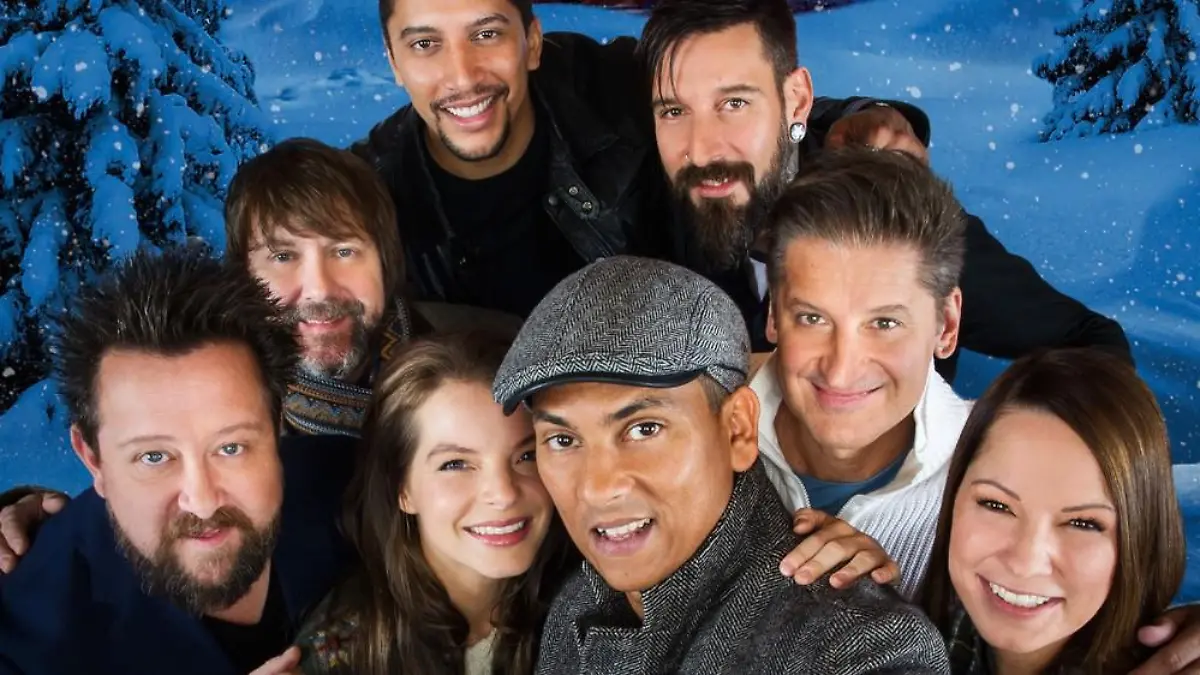 "Sing meinen Song - Das Weihnachtskonzert 2015" mit Xavier Naidoo (vorne) und (v.l.) Sebastian Krumbiegel (Die Prinzen), Tobias Künzel, Yvonne Catterfeld, Andreas Bourani, Daniel Wirtz, Harmut Engler und Christina Stürmer