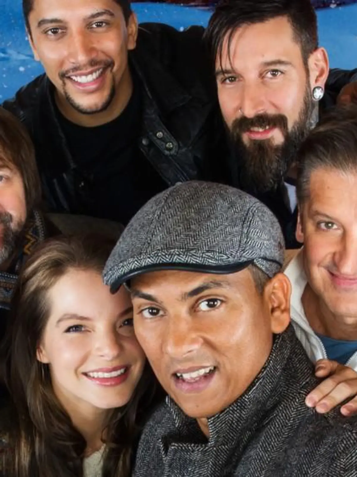 "Sing meinen Song - Das Weihnachtskonzert 2015" mit Xavier Naidoo (vorne) und (v.l.) Sebastian Krumbiegel (Die Prinzen), Tobias Künzel, Yvonne Catterfeld, Andreas Bourani, Daniel Wirtz, Harmut Engler und Christina Stürmer