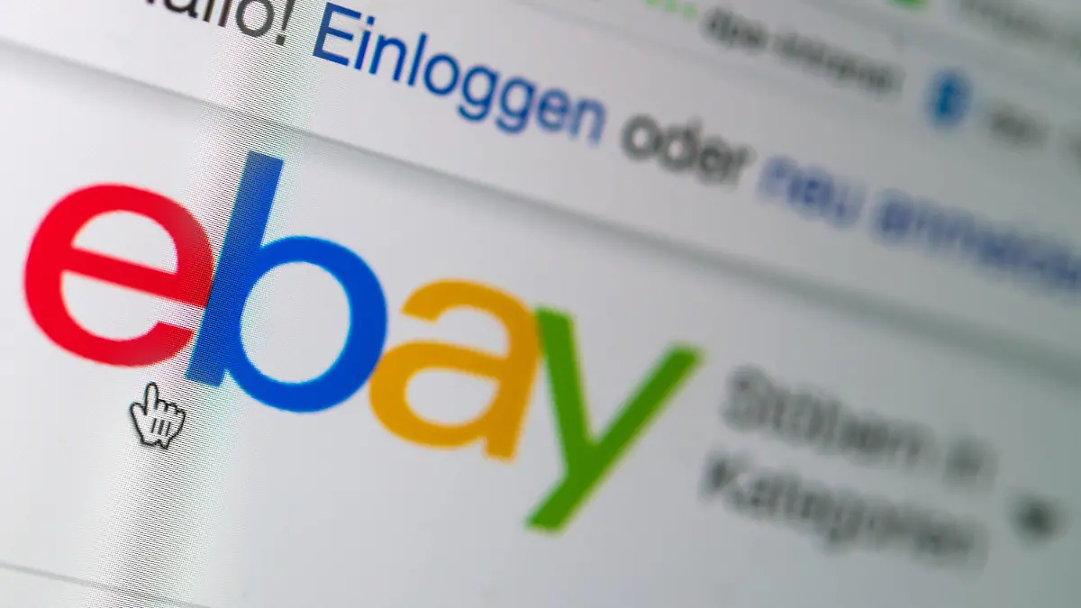 ARCHIV - 11.07.2018, Sachsen, Dresden: Das Logo von Ebay auf der Startseite der Internet-Verkaufsplattform. (zu dpa «eBay Kleinanzeigen führt Bezahlfunktion ein») Foto: Monika Skolimowska/ZB/dpa +++ dpa-Bildfunk +++