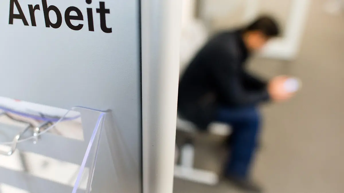 ARCHIV - Ein Mann sitzt am 29.10.2014 in der Bundesagentur für Arbeit in Lehrte in der Region Hannover (Niedersachsen). Die Bundesagentur veröffentlicht am 31.03.2015 die Arbeitsmarktzahlen in Niedersachsen für März 2015. Foto: Julian Stratenschulte/dpa (zu lni vom 31.03.2015) +++(c) dpa - Bildfunk+++