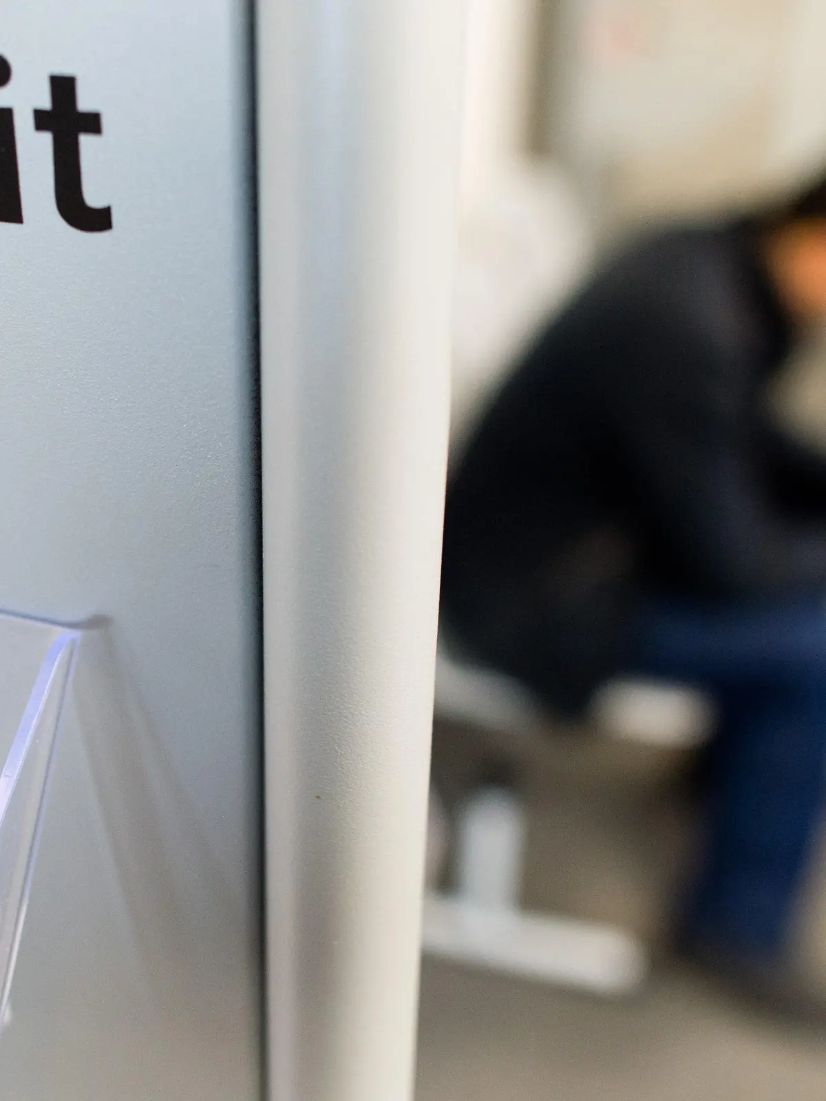ARCHIV - Ein Mann sitzt am 29.10.2014 in der Bundesagentur für Arbeit in Lehrte in der Region Hannover (Niedersachsen). Die Bundesagentur veröffentlicht am 31.03.2015 die Arbeitsmarktzahlen in Niedersachsen für März 2015. Foto: Julian Stratenschulte/dpa (zu lni vom 31.03.2015) +++(c) dpa - Bildfunk+++
