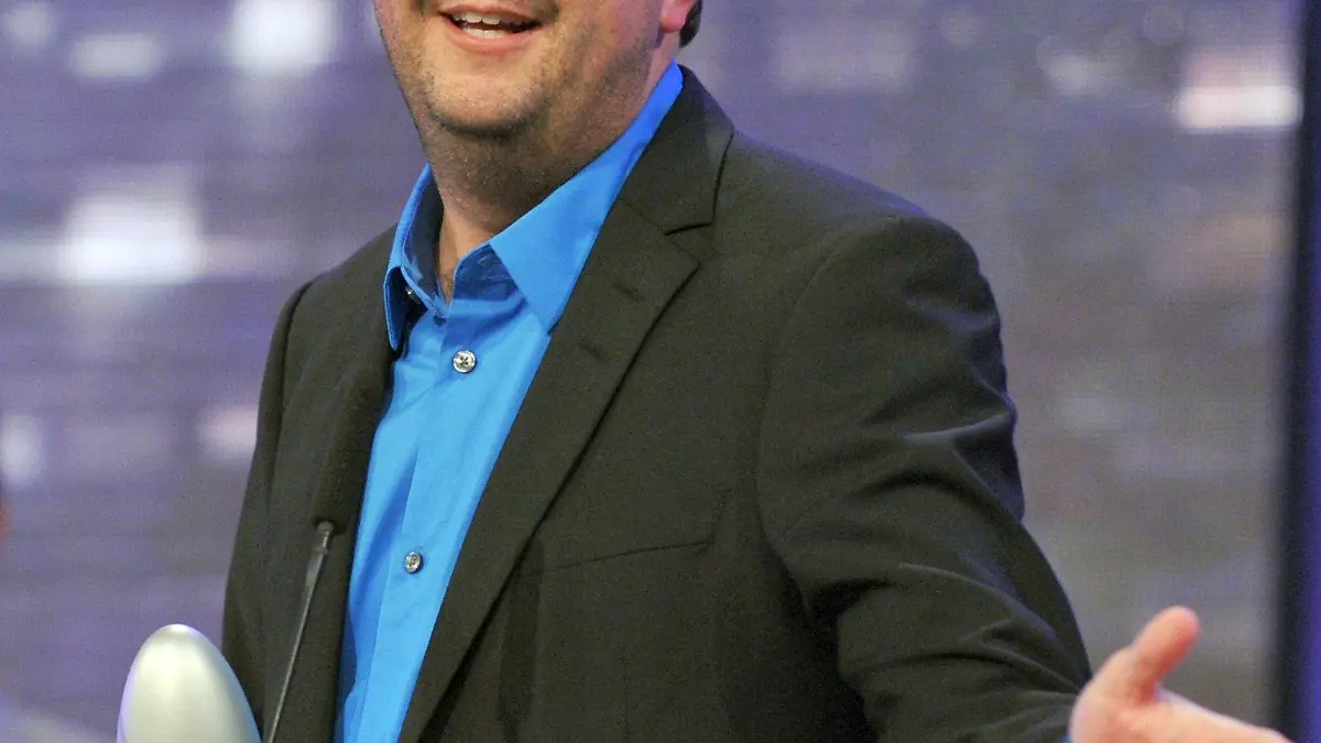 (ACHTUNG: Sperrfrist für die Bekanntgabe der Preisträger bis zum 23. Oktober 2009, 23.30 Uhr) - Der Comedian Bastian Pastewka hält am Dienstag (20.10.2009) den Deutschen Comedypreis 2009 in der Kategorie "Beste TV-Komödie" im Coloneum in Köln in den Händen. Es wurden die besten Comedy-Leistungen des vergangenen Jahres ausgezeichnet. Die Entscheidung über die Nominierungen wurde von einer unabhängigen Fach-Jury gefällt. Ausgestrahlt wird die Show am Freitag, 23. Oktober 2009, 21.15 Uhr bei RTL. Foto: Jörg Carstensen dpa/lnw +++(c) dpa - Bildfunk+++