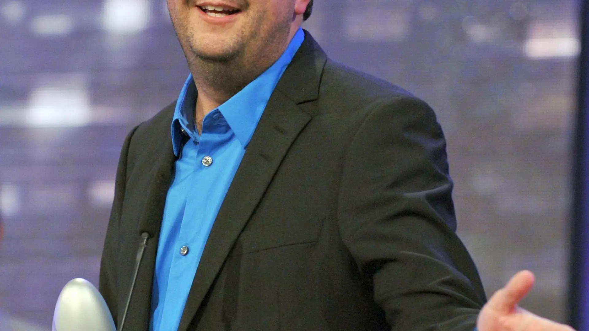 (ACHTUNG: Sperrfrist für die Bekanntgabe der Preisträger bis zum 23. Oktober 2009, 23.30 Uhr) - Der Comedian Bastian Pastewka hält am Dienstag (20.10.2009) den Deutschen Comedypreis 2009 in der Kategorie "Beste TV-Komödie" im Coloneum in Köln in den Händen. Es wurden die besten Comedy-Leistungen des vergangenen Jahres ausgezeichnet. Die Entscheidung über die Nominierungen wurde von einer unabhängigen Fach-Jury gefällt. Ausgestrahlt wird die Show am Freitag, 23. Oktober 2009, 21.15 Uhr bei RTL. Foto: Jörg Carstensen dpa/lnw +++(c) dpa - Bildfunk+++