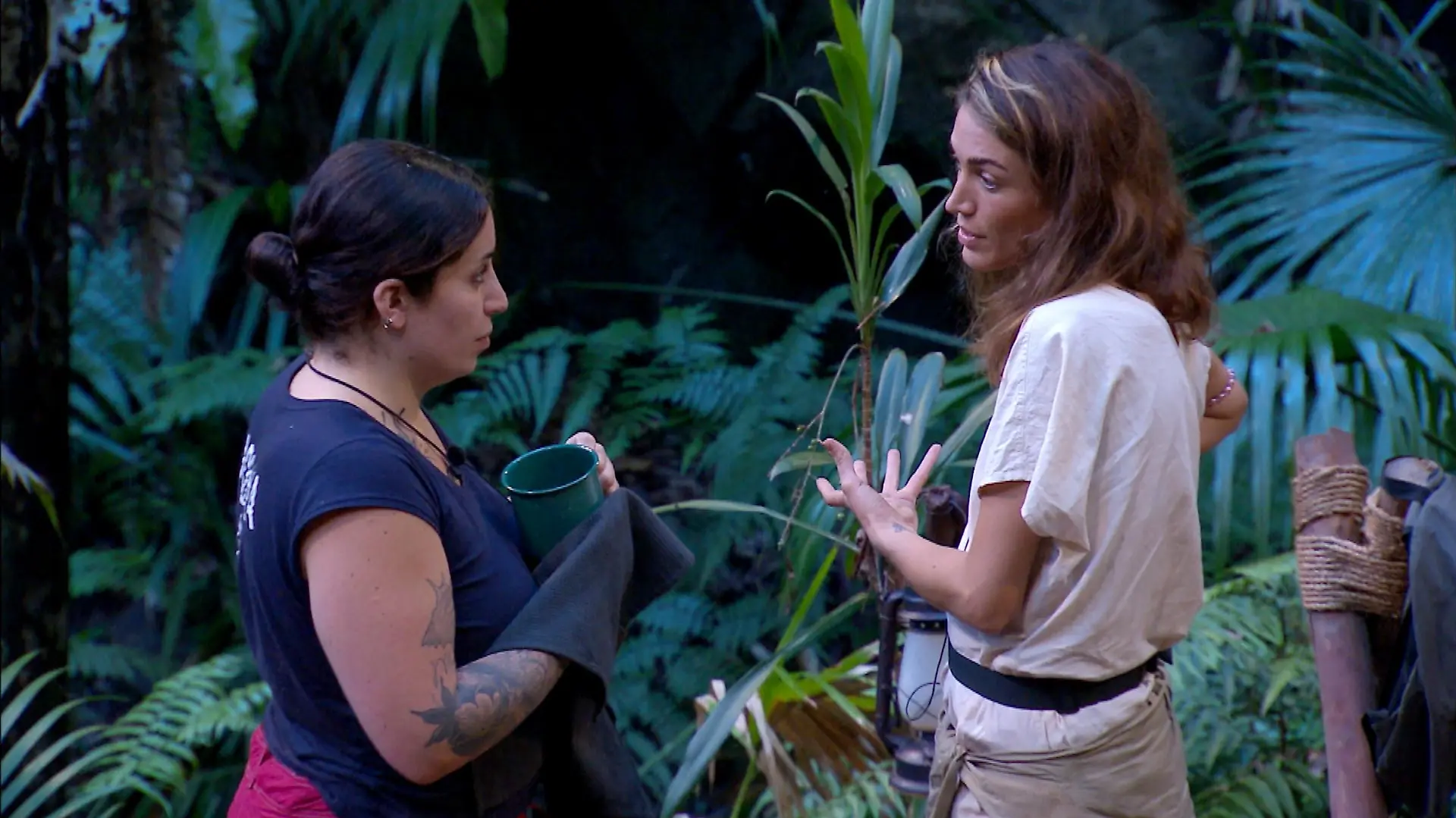 ACHTUNG: SPERRFRIST FÜR ALLE MEDIEN BIS DONNERSTAG, 19.01.2023, 23.45 UHR !!! Tag 7 im Camp. Der Deep-Talk zwischen Jolina Mennen (l.) und Tessa Bergmeier.
Die Verwendung des sendungsbezogenen Materials ist nur mit dem Hinweis und Verlinkung auf RTL+ gestattet.