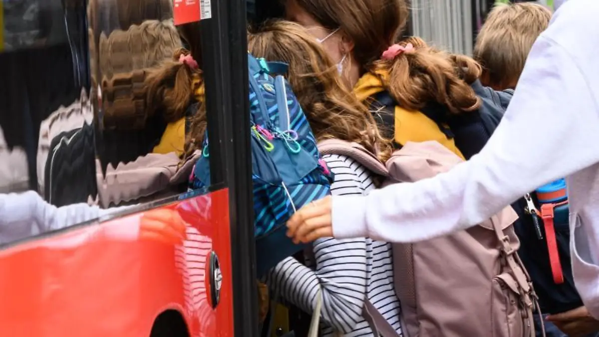 Schüler steigen in Bus