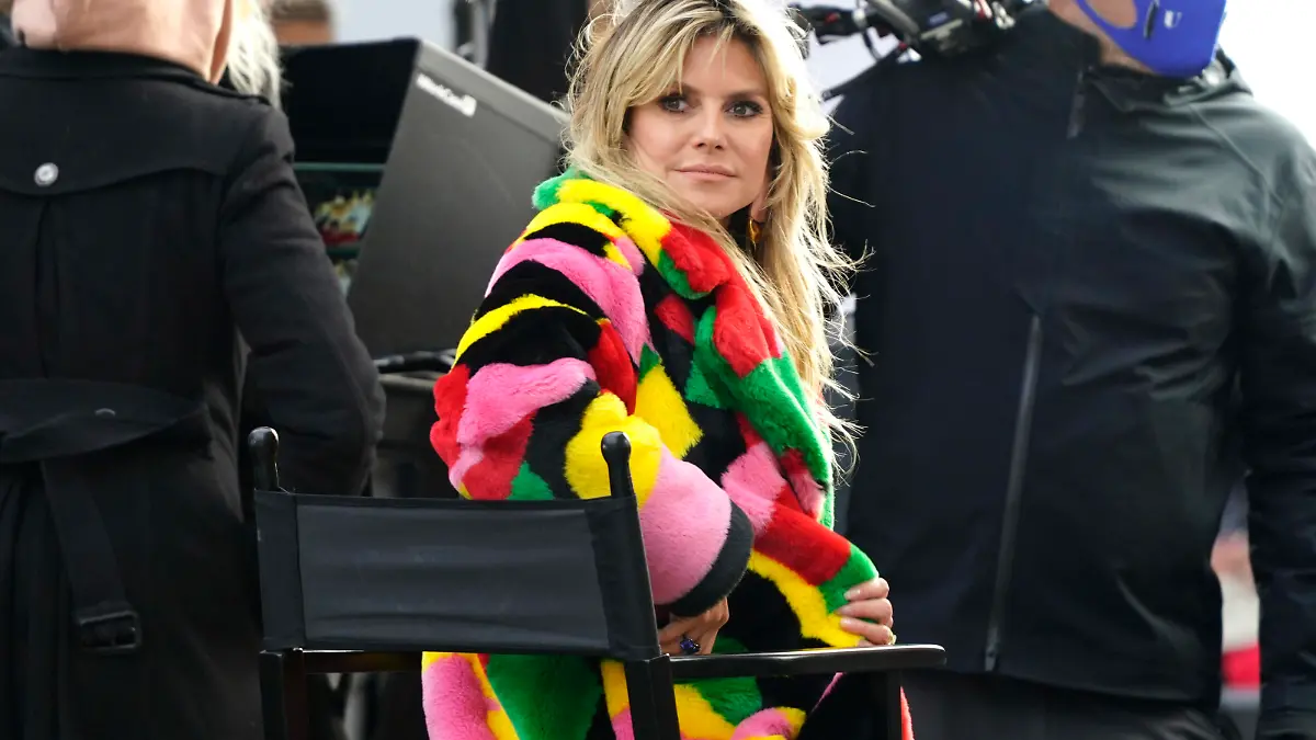  Heidi Klum bei den Dreharbeiten zur 16. Staffel der Pro7 Castingshow Germanys Next Topmodel vor dem Hotel Adlon. Berlin, 19.11.2020 *** Heidi Klum during the shooting of the 16 season of the Pro7 casting show Germanys Next Topmodel in front of the Hotel Adlon Berlin, 19 11 2020 Foto:xJ.xKrickx/xFuturexImage