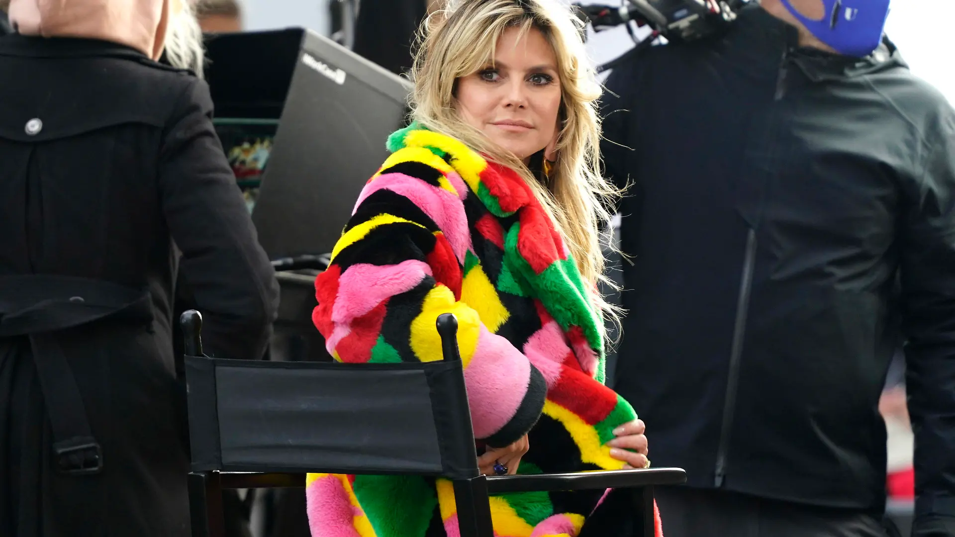 Heidi Klum bei den Dreharbeiten zur 16. Staffel der Pro7 Castingshow Germanys Next Topmodel vor dem Hotel Adlon. Berlin, 19.11.2020 *** Heidi Klum during the shooting of the 16 season of the Pro7 casting show Germanys Next Topmodel in front of the Hotel Adlon Berlin, 19 11 2020 Foto:xJ.xKrickx/xFuturexImage