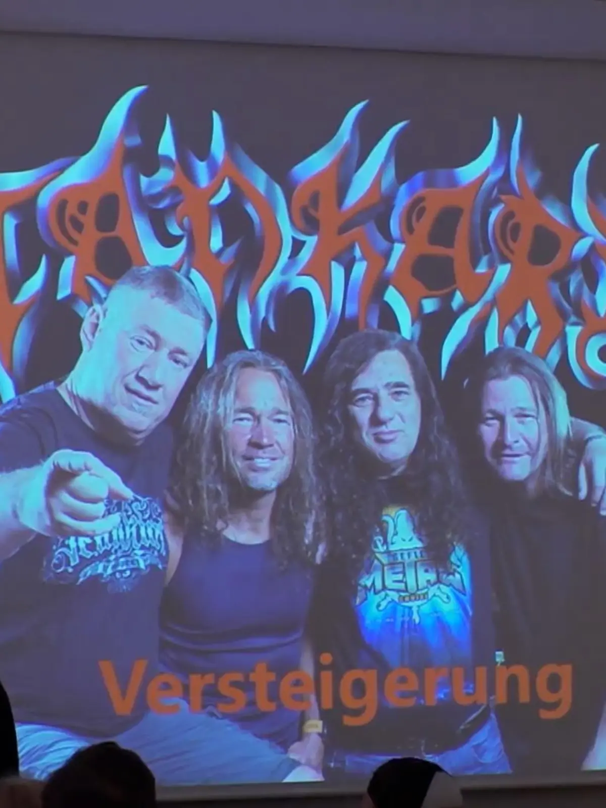 Eintracht Frankfurt ist Kult und Tankard ist es ebenfalls. Die Heavy-Metal Band performt regelmäßig bei Eintracht-Endspielen ihre Hymne „Schwarz/Weiß wie Schnee“. Jetzt wurde eine Gitarre versteigert, die 2018 beim Pokalsieg dabei war. Welche erstaunliche Summe die Gitarre einspielte und warum Gerre und die anderen Bandmitglieder jetzt auch offiziell zur Frankfurter Stadtgeschichte gehören, im Countdown.