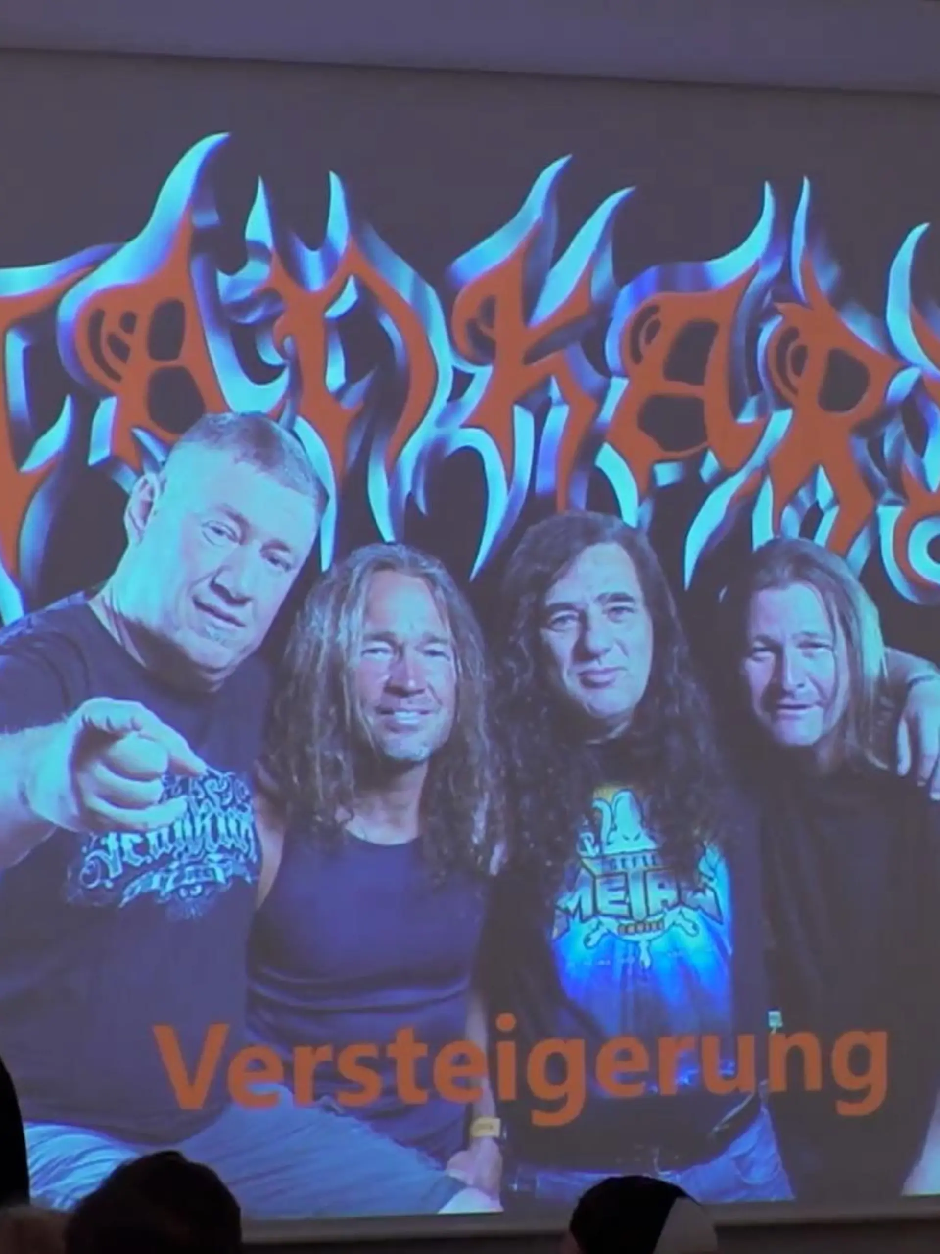 Eintracht Frankfurt ist Kult und Tankard ist es ebenfalls. Die Heavy-Metal Band performt regelmäßig bei Eintracht-Endspielen ihre Hymne „Schwarz/Weiß wie Schnee“. Jetzt wurde eine Gitarre versteigert, die 2018 beim Pokalsieg dabei war. Welche erstaunliche Summe die Gitarre einspielte und warum Gerre und die anderen Bandmitglieder jetzt auch offiziell zur Frankfurter Stadtgeschichte gehören, im Countdown.