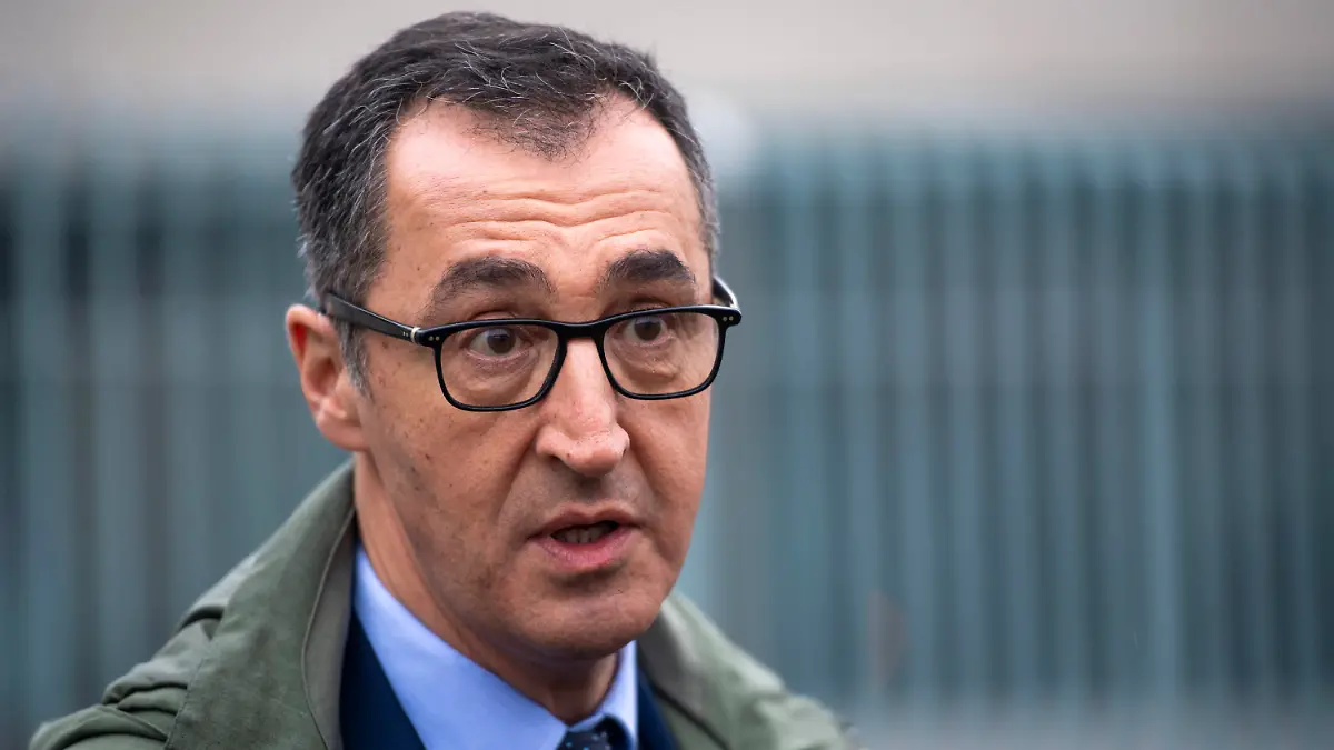 21.12.2022, Berlin: Cem Özdemir (Bündnis 90/Die Grünen), Bundesminister für Ernährung und Landwirtschaft, spricht bei einem Pressestatement nach einer Sitzung vom Bundeskabinett. Das Bundeskabinett hat sich mit einem Eckpunktepapier zur Ernährungsstrategie des Ministers befasst. Foto: Christophe Gateau/dpa +++ dpa-Bildfunk +++
