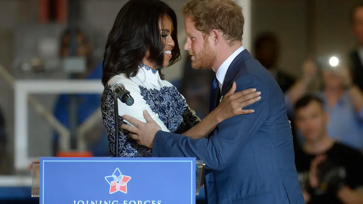 First Lady Michelle Obama und Prinz Harry kommen sich nahe