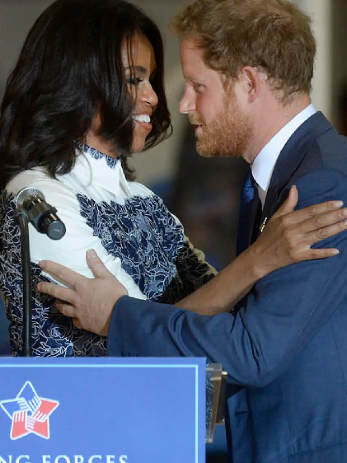 First Lady Michelle Obama und Prinz Harry kommen sich nahe
