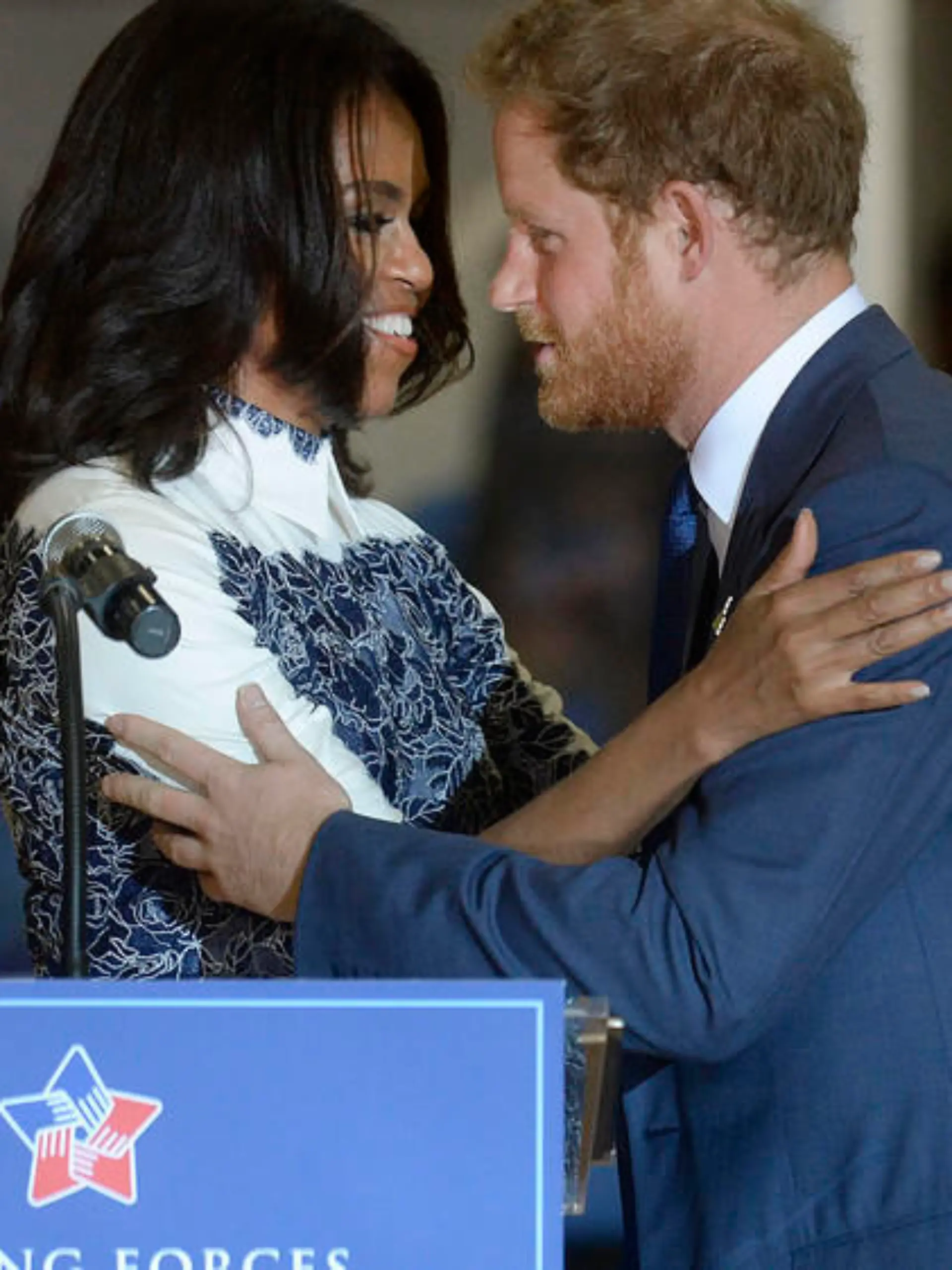 First Lady Michelle Obama und Prinz Harry kommen sich nahe