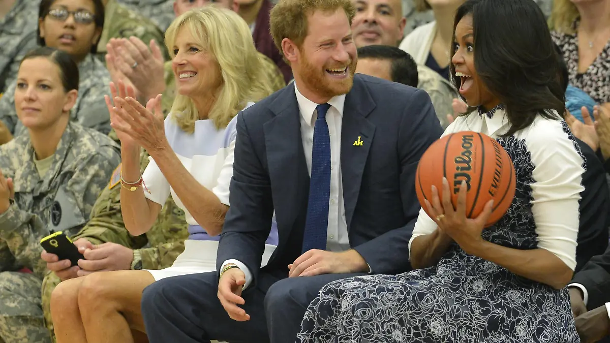 HRH Prince Harry (C) laughs as First Lady Michelle Obama (R) reacts after he gave her a ball which landed out of bounds as Dr. Jill Biden (L) cheers during a basketball game by wounded service members, October 28, 2015, at Ft. Belvoir, Virginia. The event is a celebration of the Joining Forces Initiative and the upcoming 2016 Invictus Games in Orlando, Florida, in which wounded military personnel compete in sporting competition. PUBLICATIONxINxGERxSUIxAUTxHUNxONLY WAP20151028510 MIKExTHEILER Michelle Obama und Prinz Harry besuchen Basketballspiel von Kriegsveteranen in Virginia, USAHRH Prince Harry C Laughs As First Lady Michelle Obama r reacts After he Gave her a Ball Which landed out of Bounds As Dr Jill Biden l Cheers during a Basketball Game by Wounded Service Members October 28 2015 AT FT Belvoir Virginia The Event IS a Celebration of The Joining Forces Initiative and The upcoming 2016 Invictus Games in Orlando Florida in Which Wounded Military Personnel compete in Sporting Competition PUBLICATIONxINxGERxSUIxAUTxHUNxONLY WAP20151028510 MIKExTHEILER Michelle Obama and Prinz Harry visit Basketball game from War veterans in Virginia USA