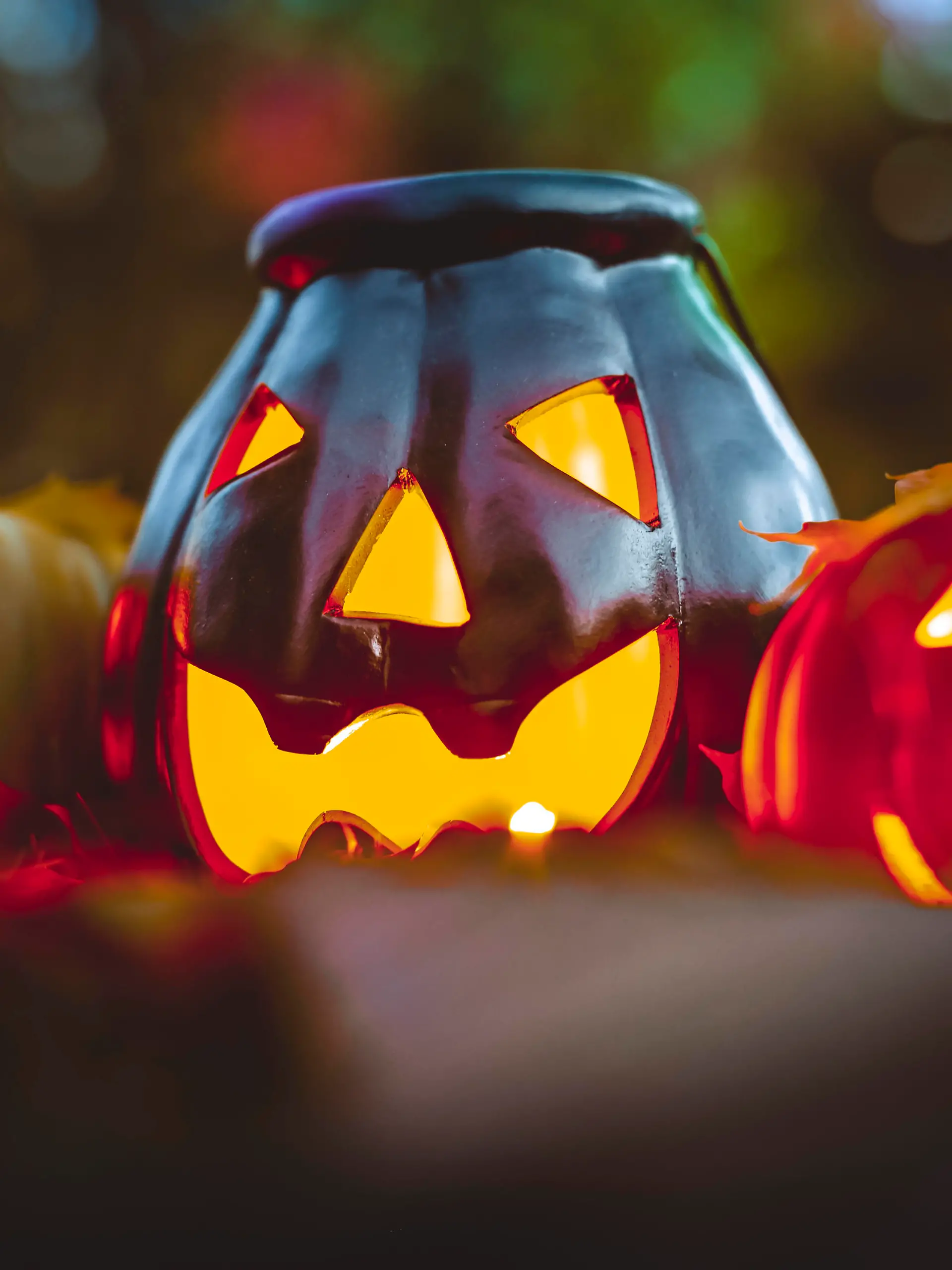 Halloween-Kürbis-Deko und Herbstlaub / action press