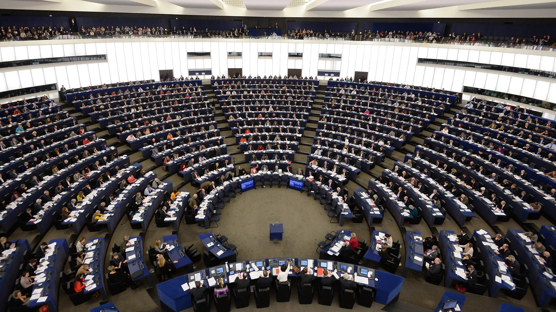 ARCHIV - Das Europaparlament in Straßburg (Frankreich) tagt am 20.11.2013. Nach der Doppelwahl in Land und Bund vergangenen September werden die Hessen 2014 schon wieder an die Urnen gerufen. In genau 100 Tagen am 25. Mai wird das Europaparlament gewählt. Foto: EPA/PATRICK SEEGER (zu dpa lhe: «Europawahl ist wichtig für Hessen» vom 14.02.2014) +++(c) dpa - Bildfunk+++