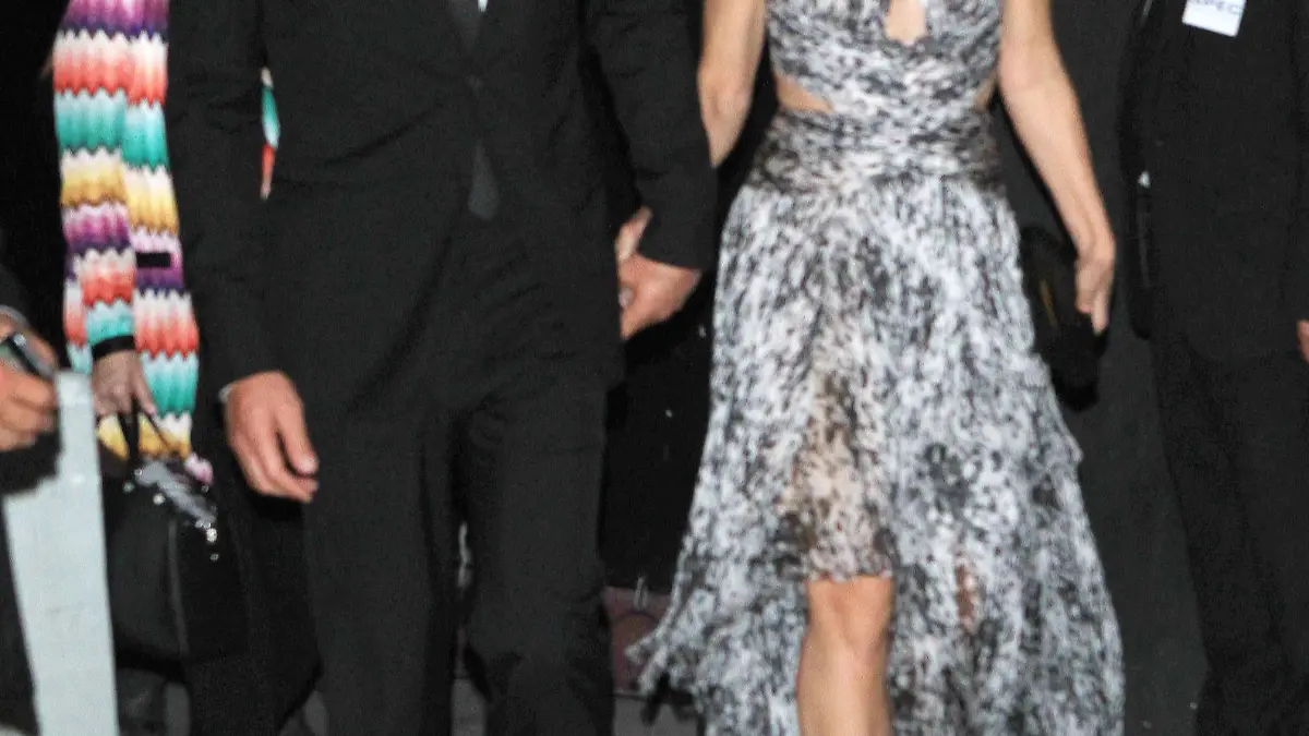 Sonderkonditionen! Mindesthonorar! Exklusiv! Sandra Bullock händchenhaltend mit Freund Bryan Randall auf dem Weg zur Premiere von Our Brand Is Crisis im TCL Chinese Theatre in Los Angeles / 261015