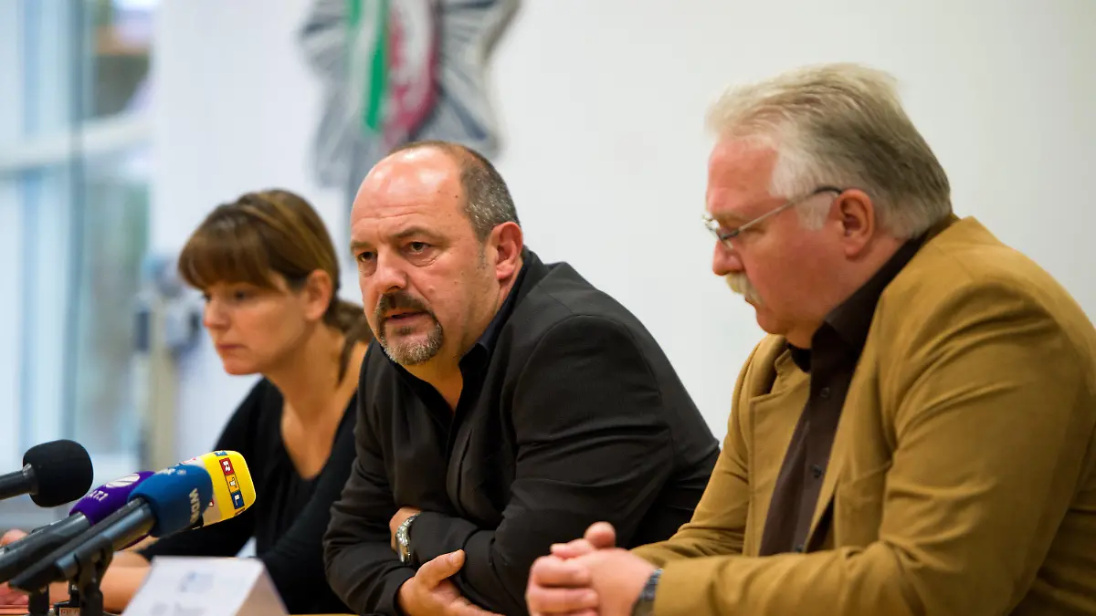 Der Kommissionsleiter der Kriminalpolizei Mönchengladbach, Kriminalhauptkommissar Ingo Thiel (M), spricht am 23.10.2015 in Mönchengladbach (Nordrhein-Westfalen) während einer Pressekonferenz zum Mord an einem 19 Tage altem Säugling in Mönchengladbach. An der Pressekonferenz nahmen auch Staatsanwältin Jane Wolf von der Staatsanwaltschaft Mönchengladbach (l) und Pressesprecher Willy Theveßen teil. Beide Eltern des toten Säuglings sind dringend tatverdächtig und befinden sich in Haft. Foto: Monika Skolimowska/dpa (zu dpa «Vater soll Säugling tagelang misshandelt und dann getötet haben») +++(c) dpa - Bildfunk+++