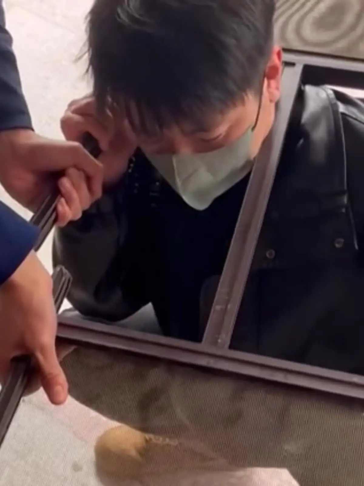 Gitter vor den Fenstern schützen vor Einbrechern – manchmal sorgen sie aber auch für Kopfschmerzen! Dieser Mann aus dem chinesischen Changsha wollte einen vorbei fliegenden Helikopter beobachten, weshalb er den Kopf durch die Gitterstäbe seiner Fenster steckte. Darauf folgte der Schock – denn plötzlich hing er fest! Da half auch kein rütteln oder einölen mehr! Nur die Feuerwehr konnte ihn befreien. Die Rettungsaktion zeigen wir im Video.