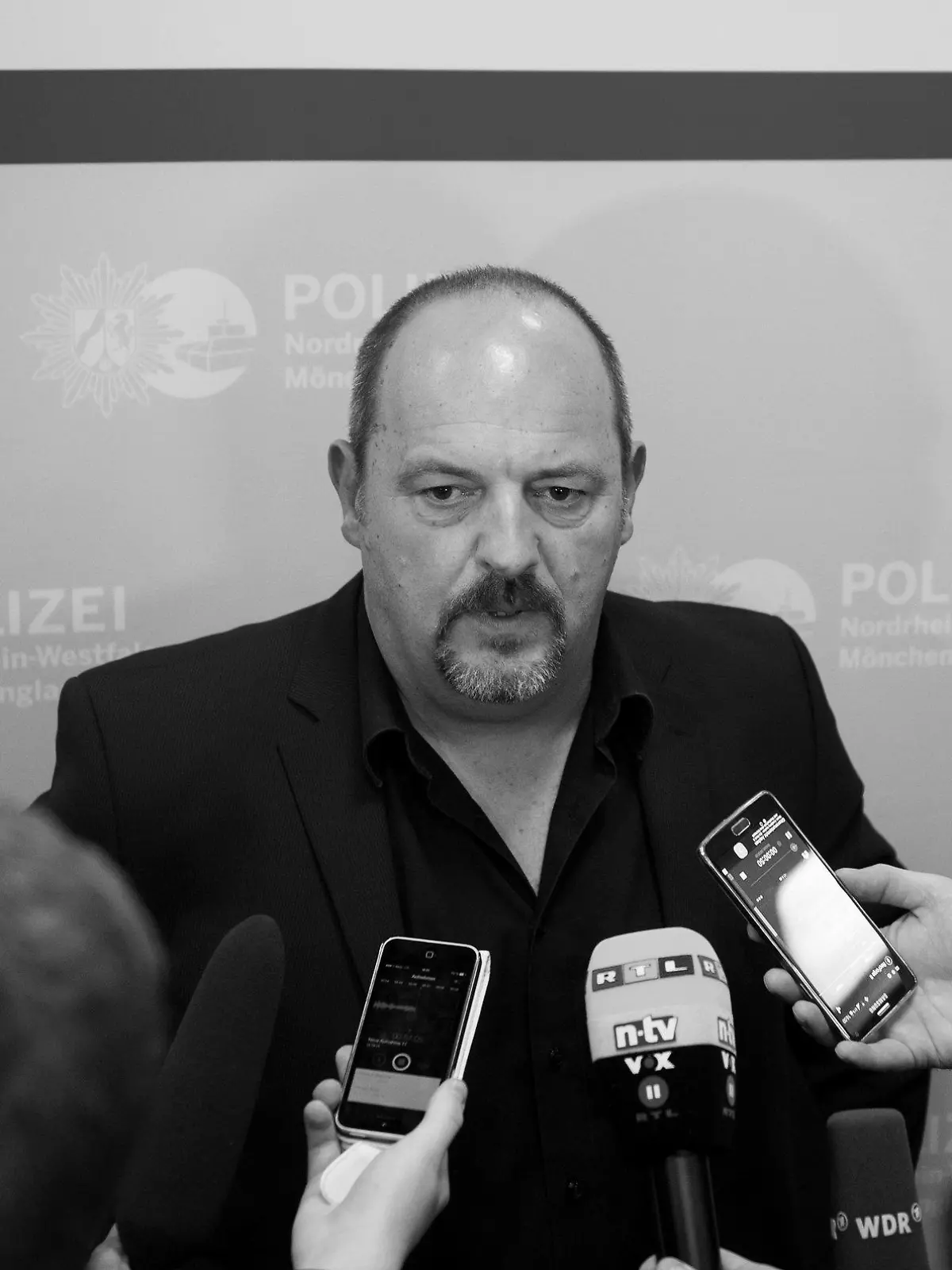Der Kommissionsleiter der Kriminalpolizei Mönchengladbach, Kriminalhauptkommissar Ingo Thiel (M), antwortet am 23.10.2015 in Mönchengladbach (Nordrhein-Westfalen) nach einer Pressekonferenz zum Mord an einem 19 Tage altem Säugling in Mönchengladbach auf Fragen der Journalisten. An der Pressekonferenz nahmen auch Staatsanwältin Jane Wolf von der Staatsanwaltschaft Mönchengladbach (l) und Pressesprecher Willy Theveßen teil. Beide Eltern des toten Säuglings sind dringend tatverdächtig und befinden sich in Haft. Foto: Monika Skolimowska/dpa (zu dpa «Vater soll Säugling tagelang misshandelt und dann getötet haben») +++(c) dpa - Bildfunk+++
