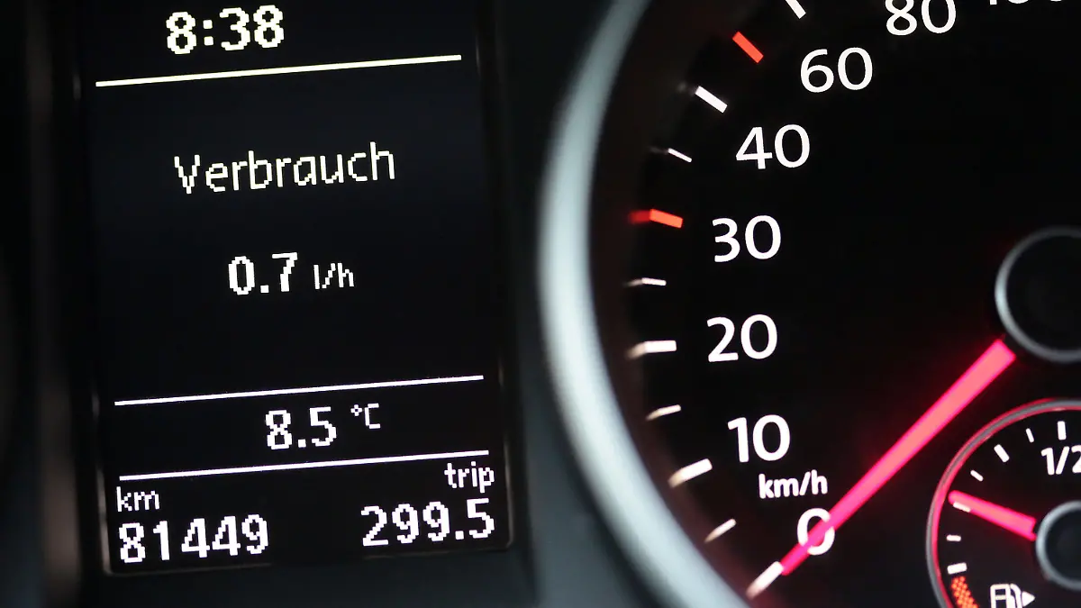 Ein Tachometer mit Kilometerstandanzeige, aufgenommen am 15.10.2015 in Köln (Nordrhein-Westfalen). Der TÜV Rheinland stellt am 22.10.2015 in Köln eine Studie zum Thema Tachomanipulation bei Gebrauchtwagen vor. Foto: Oliver Berg/dpa +++(c) dpa - Bildfunk+++
