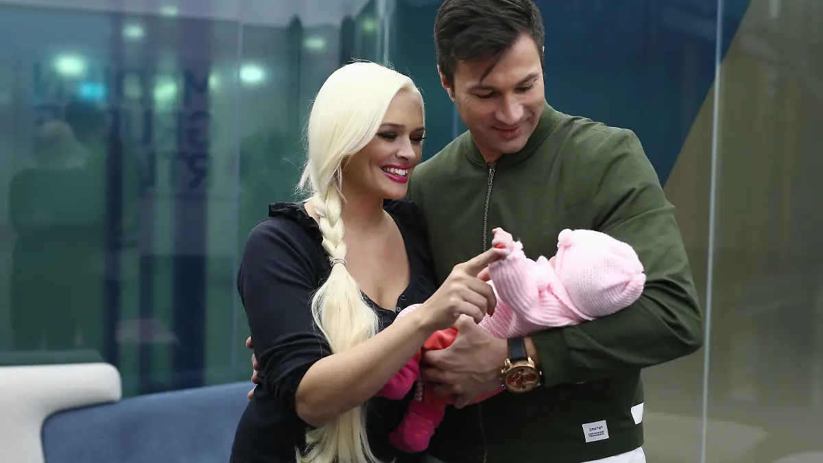 COLOGNE, GERMANY - OCTOBER 13: Daniela Katzenberger and Lucas Cordalis pose with their newborn daughter Sophia on October 13, 2015 in Cologne, Germany. It was first public appearance of the couple with their daughter Sophia that was born on August 20, 2015. (Photo by Andreas Rentz/Getty Images)