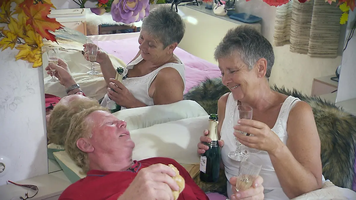 Beate und Gregor beim SektfrÃ¼hstÃ¼ck im Bett.