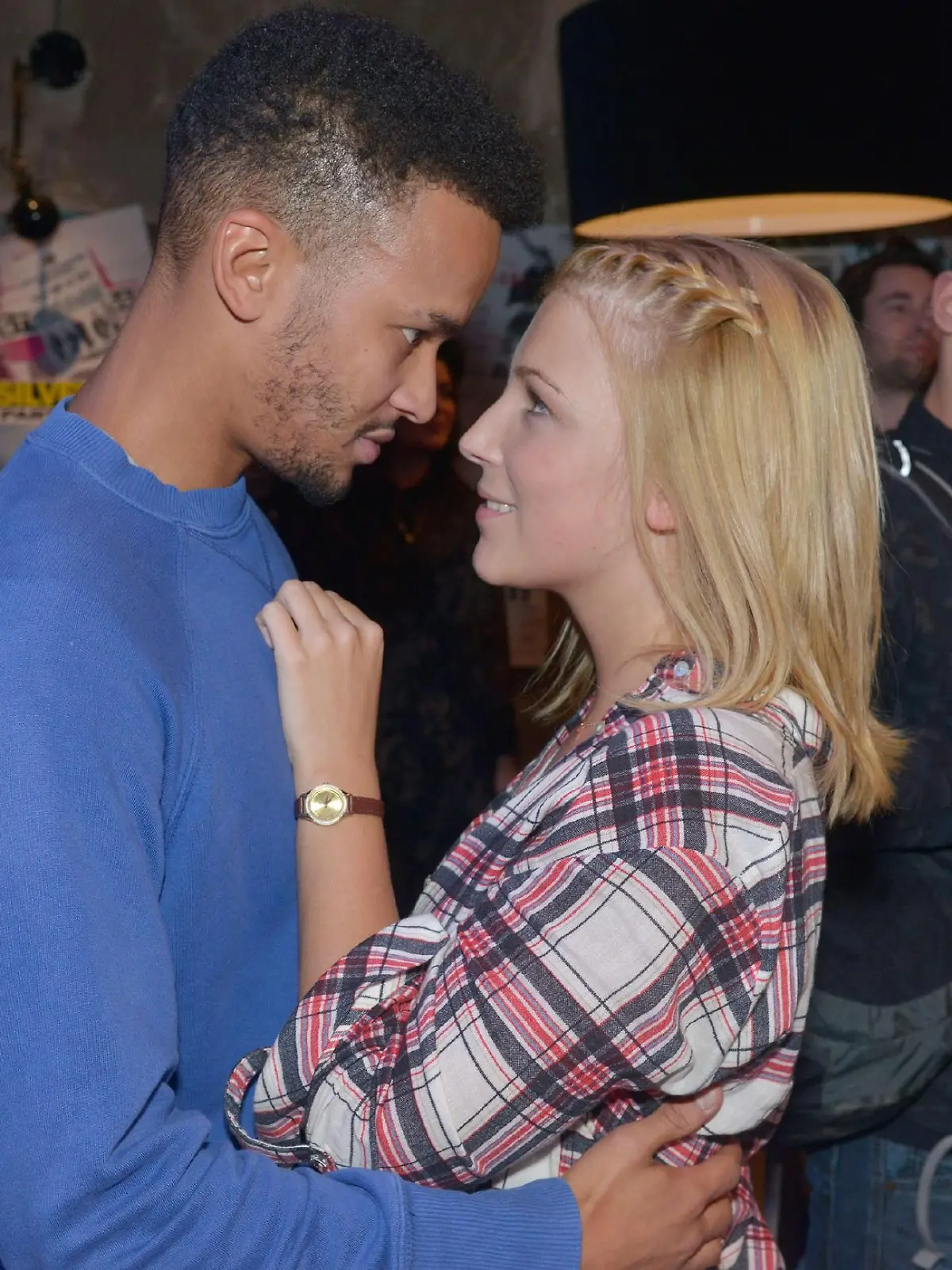 Lilly (Iris Mareike Steen) ist fassungslos vor Glück, als während des Konzerts plötzlich Amar (Thando Walbaum, l.) vor ihr steht. Chris (Eric Stehfest) hingegen hält sich bei dem Wiedersehen rücksichtsvoll im Hintergrund.