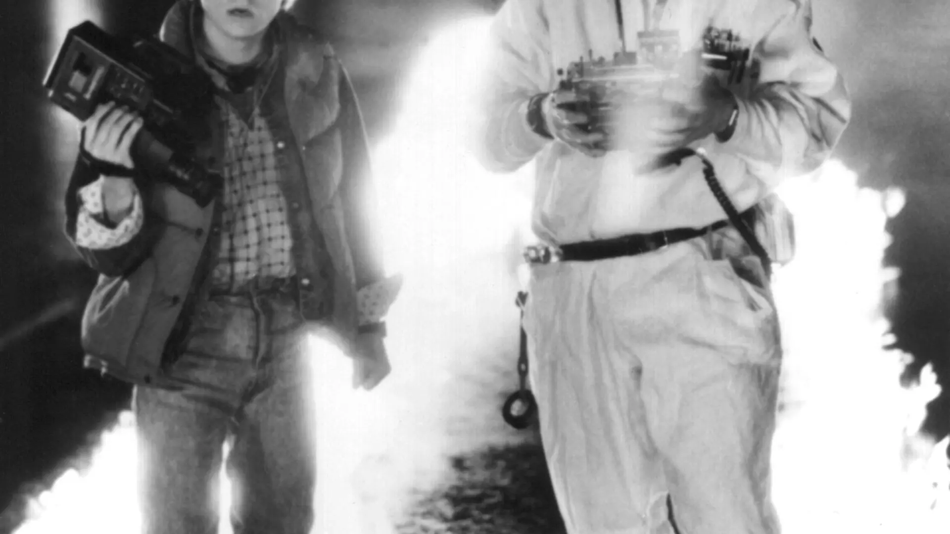 ARCHIV - Der Schüler Marty McFly (l., Michael J. Fox) und der Erfinder Dr. E. Brown (Christopher Lloyd) werden in dem Spielberg-Film 'Zurück in die Zukunft' von Terroristen attackiert (Filmszene von 1983). Foto: UIP (zu dpa 'Regisseur schließt Fortsetzung von «Zurück in die Zukunft» aus' vom 20.10.2015 - Wiederholung vom 15.10.2015) +++(c) dpa - Bildfunk+++