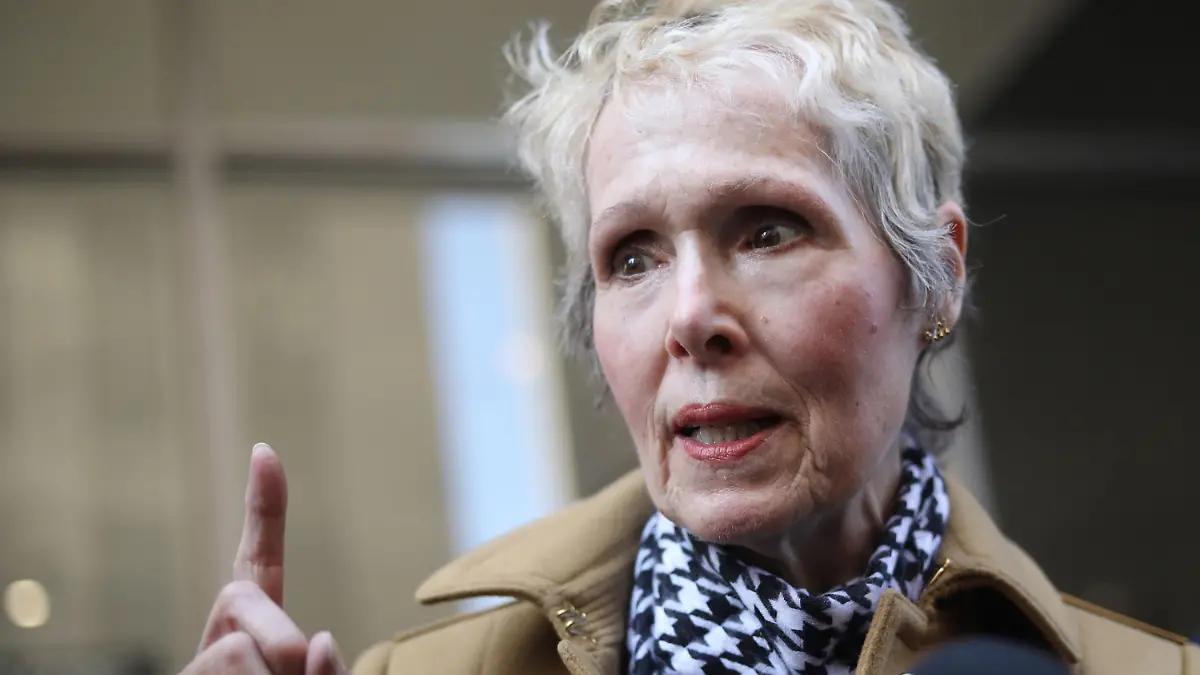 ARCHIV - 04.03.2022, USA, New York: E. Jean Carroll, Autorin aus den USA, steht vor dem Obersten Gerichtshof in New York. Bislang hatte Carroll den Ex-Präsidenten nicht wegen des Vergewaltigungsvorwurfes selbst angeklagt, sondern lediglich wegen Verleumdung. (zu dpa "Vergewaltigungsvorwurf: Autorin kann mit Klage gegen Trump fortfahren") Foto: Alec Tabak/New York Daily News via ZUMA Pre/dpa +++ dpa-Bildfunk +++
