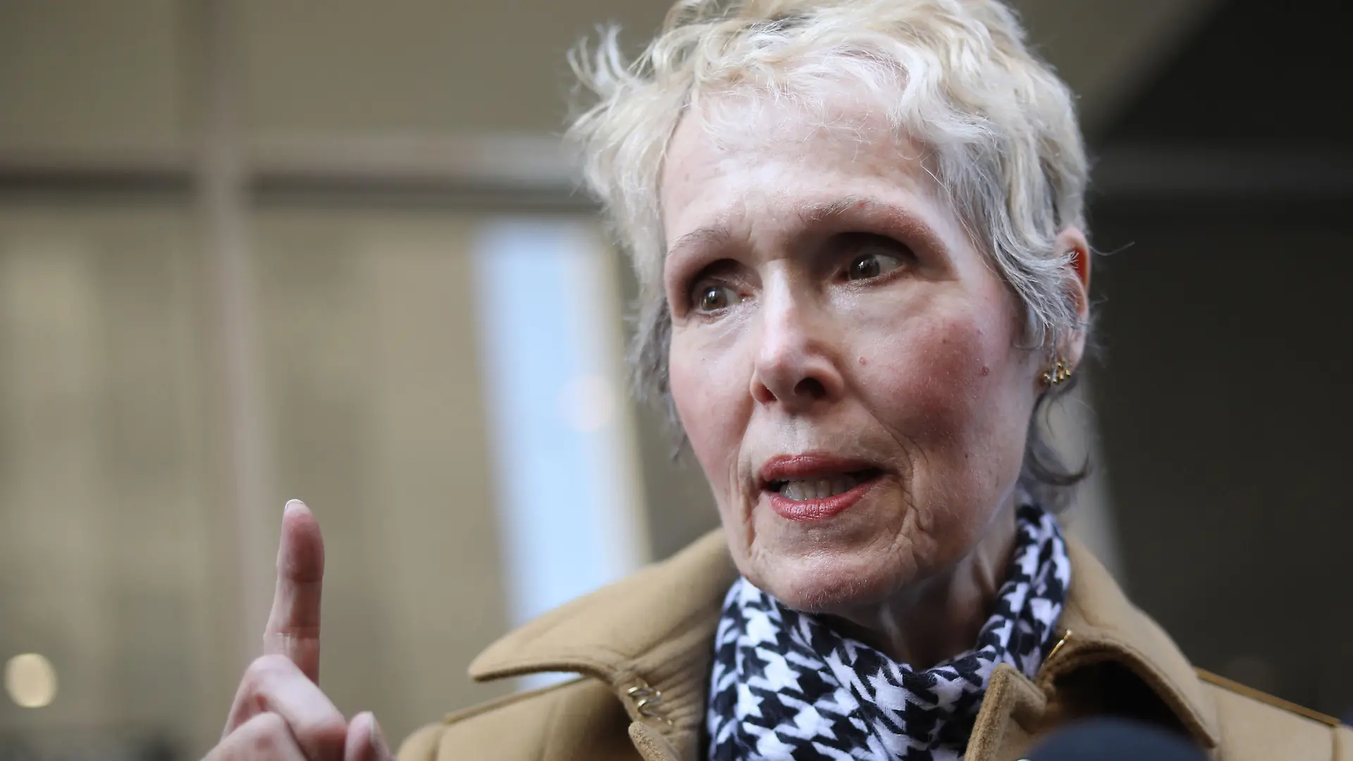 ARCHIV - 04.03.2022, USA, New York: E. Jean Carroll, Autorin aus den USA, steht vor dem Obersten Gerichtshof in New York. Bislang hatte Carroll den Ex-Präsidenten nicht wegen des Vergewaltigungsvorwurfes selbst angeklagt, sondern lediglich wegen Verleumdung. (zu dpa "Vergewaltigungsvorwurf: Autorin kann mit Klage gegen Trump fortfahren") Foto: Alec Tabak/New York Daily News via ZUMA Pre/dpa +++ dpa-Bildfunk +++