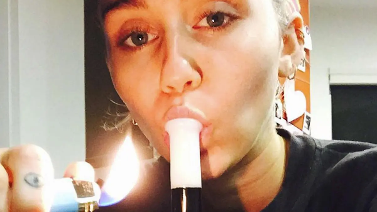 Miley Cyrus posiert mit Wasserpfeife auf Instagram