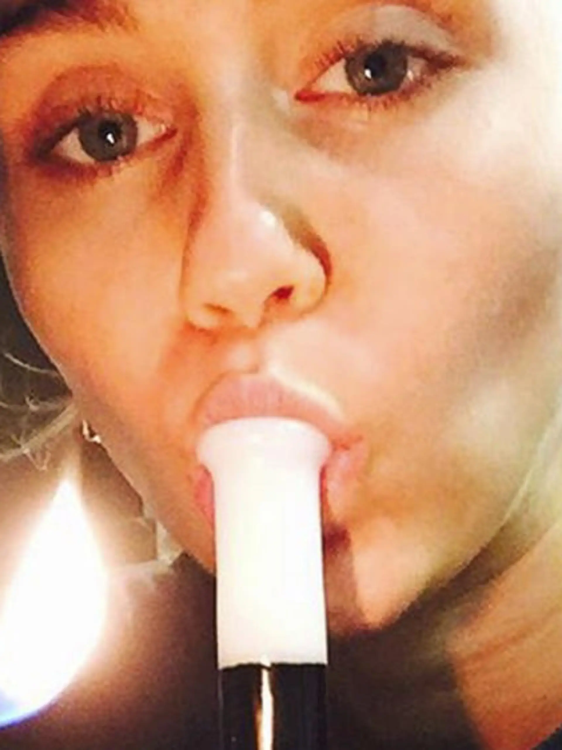 Miley Cyrus posiert mit Wasserpfeife auf Instagram