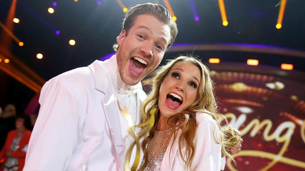 Anna Christiana Hofbauer und Marvin Albrecht freuen sich am 16.10.2015 im Coloneum in Koeln (Nordrhein-Westfalen) im Finale der RTL-Tanzshow 'Stepping Out' über den Sieg. Foto: Rolf Vennenbernd/dpa +++(c) dpa - Bildfunk+++