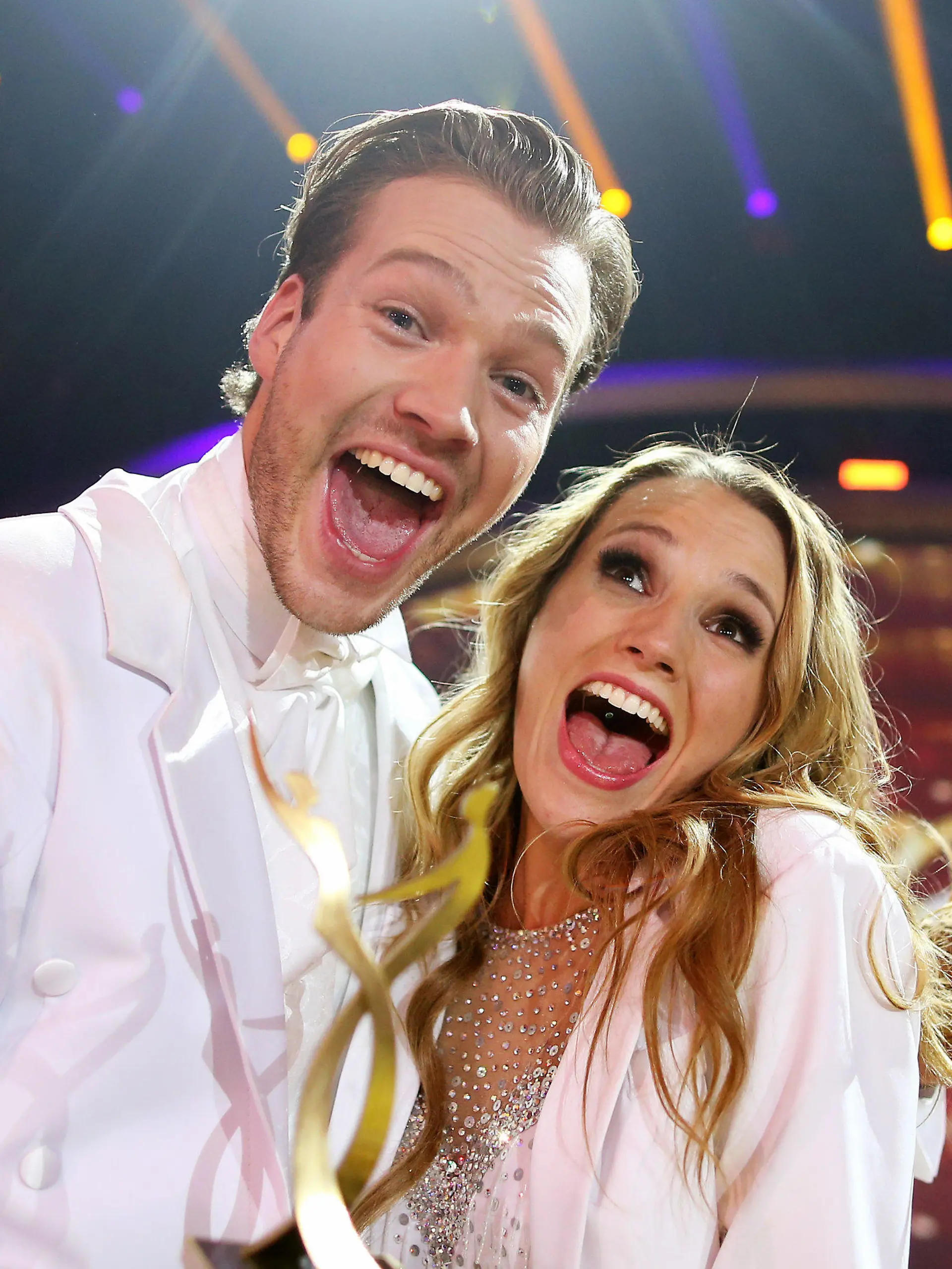 Anna Christiana Hofbauer und Marvin Albrecht freuen sich am 16.10.2015 im Coloneum in Koeln (Nordrhein-Westfalen) im Finale der RTL-Tanzshow 'Stepping Out' über den Sieg. Foto: Rolf Vennenbernd/dpa +++(c) dpa - Bildfunk+++