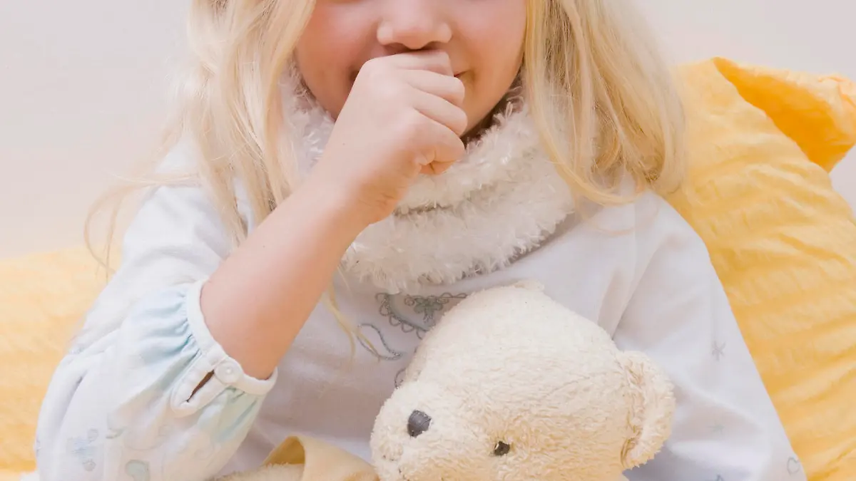 Kind mit Erkältung im Bett - sick girl in bed Keine Weitergabe an Drittverwerter.