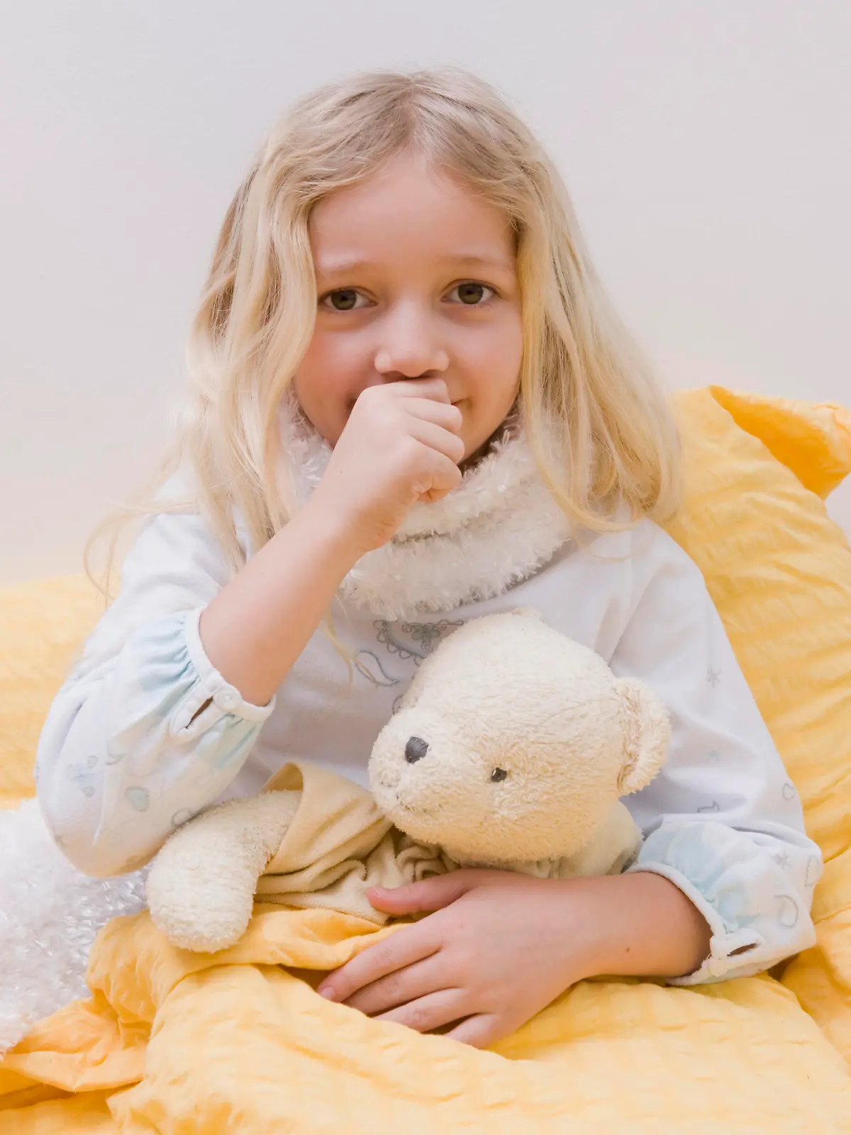 Kind mit Erkältung im Bett - sick girl in bed Keine Weitergabe an Drittverwerter.