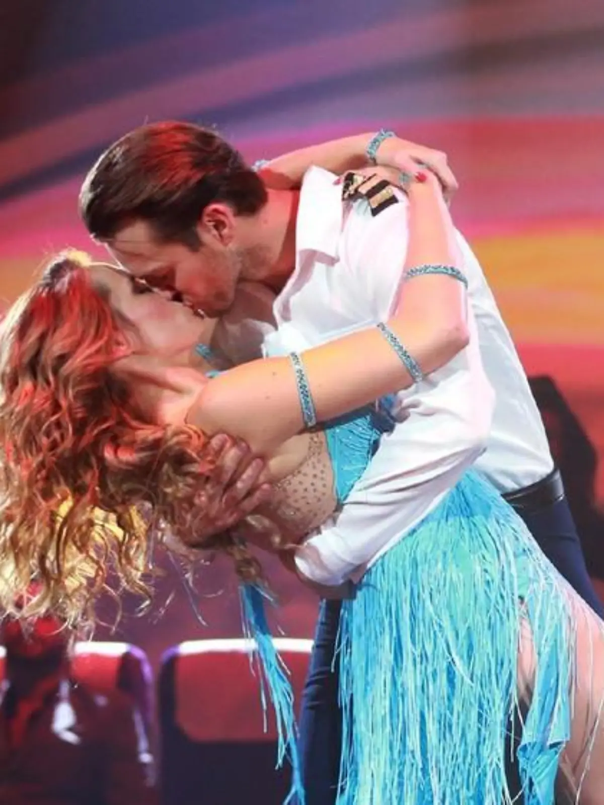 Darauf ein Siegeskuss: Anna Hofbauer und Marvin Albrecht haben bei "Stepping Out" den Sieg davon getragen